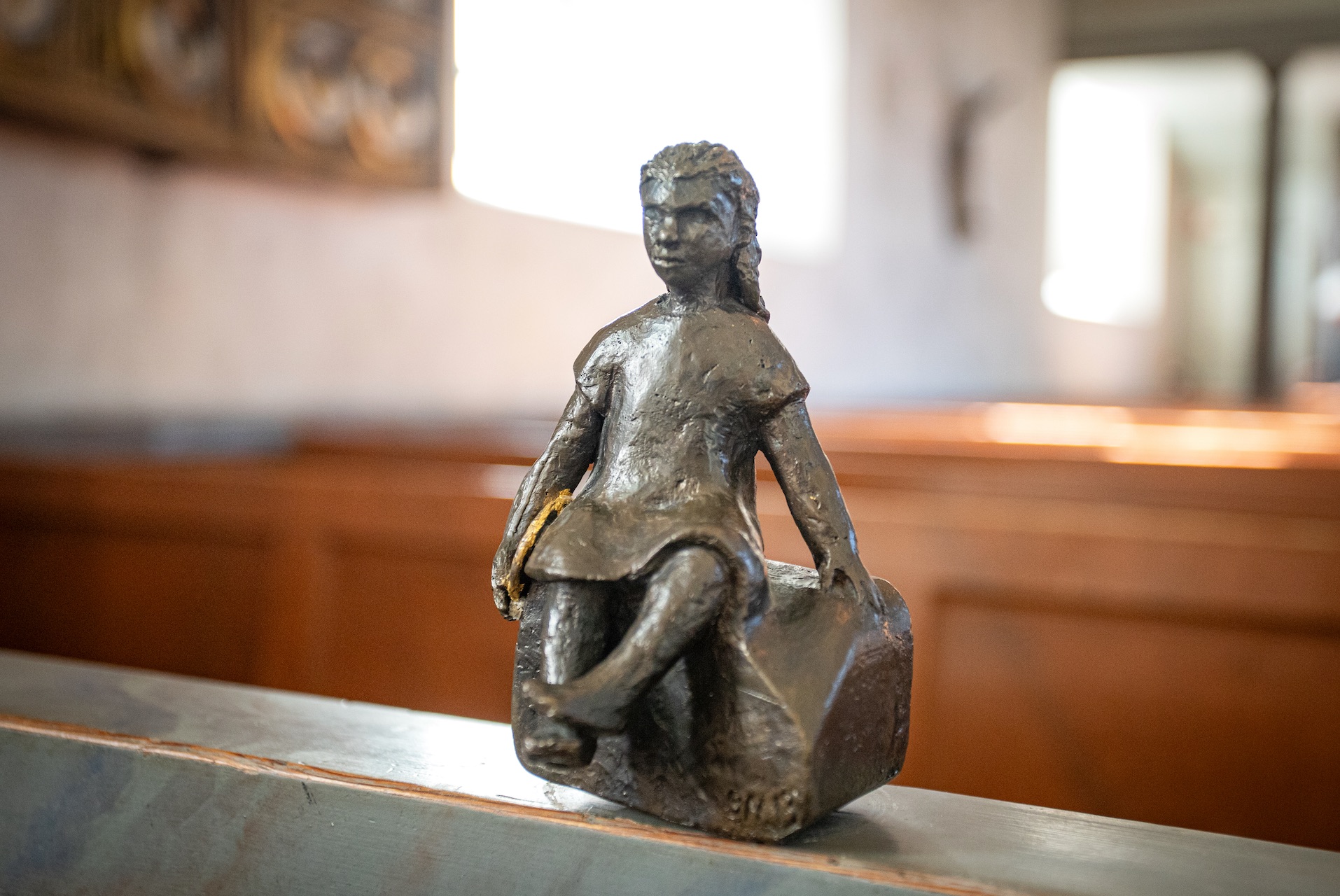 En skulptur föreställande en liten flicka.