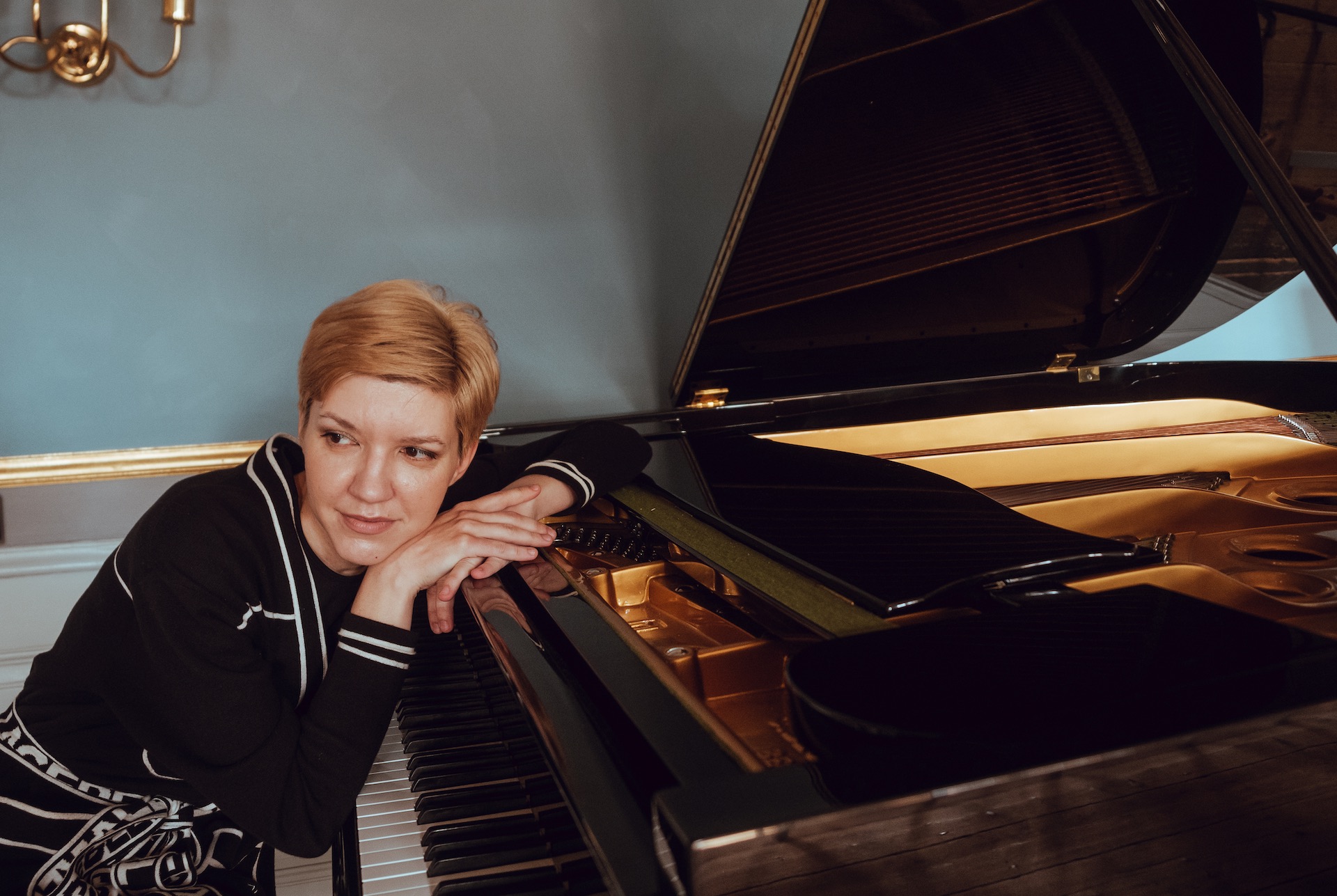 En kvinna vid ett piano