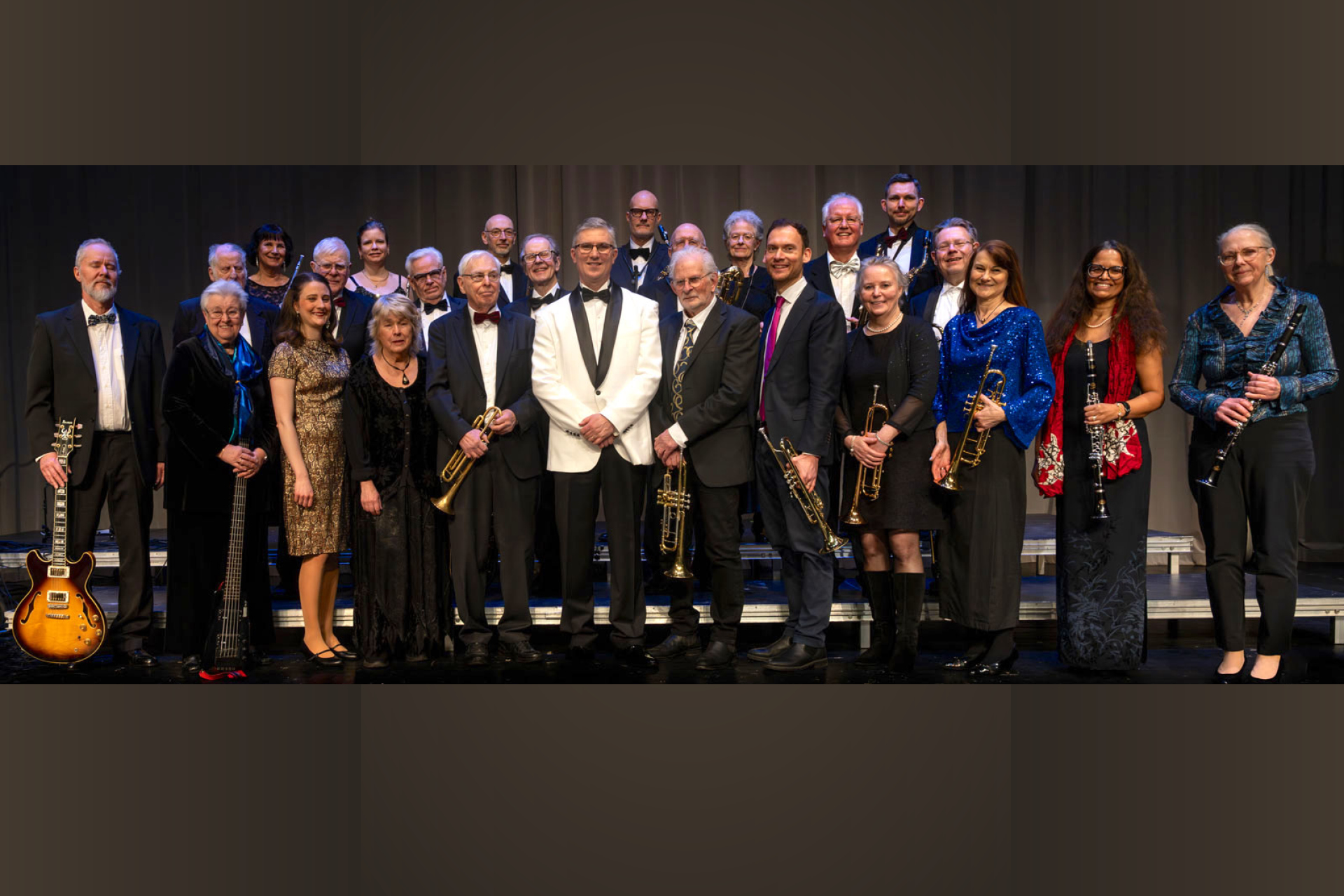 En grupp människor med instrument i händerna.