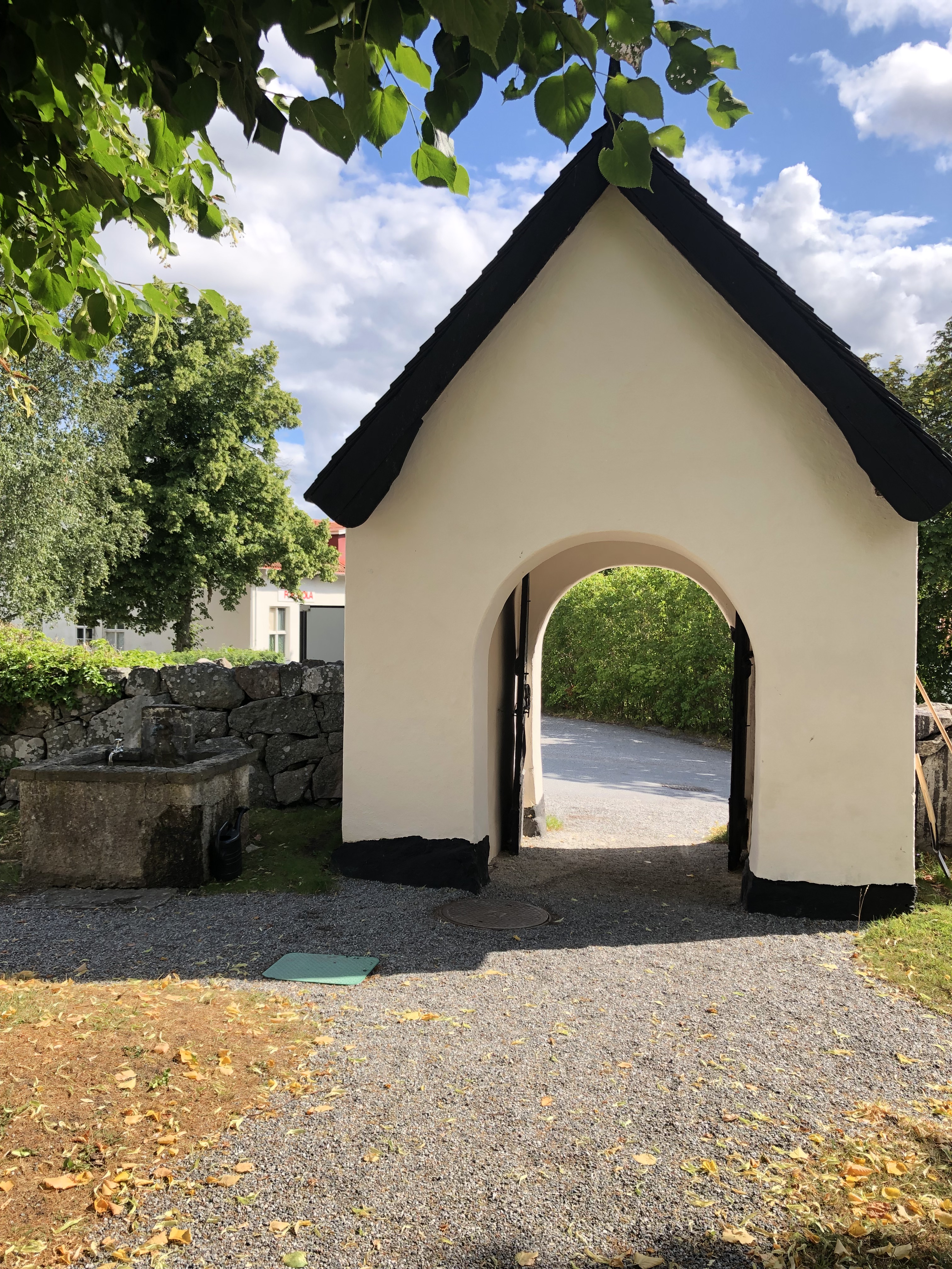 Stigluckan på Eds kyrkogård med vattenkaret till vänster