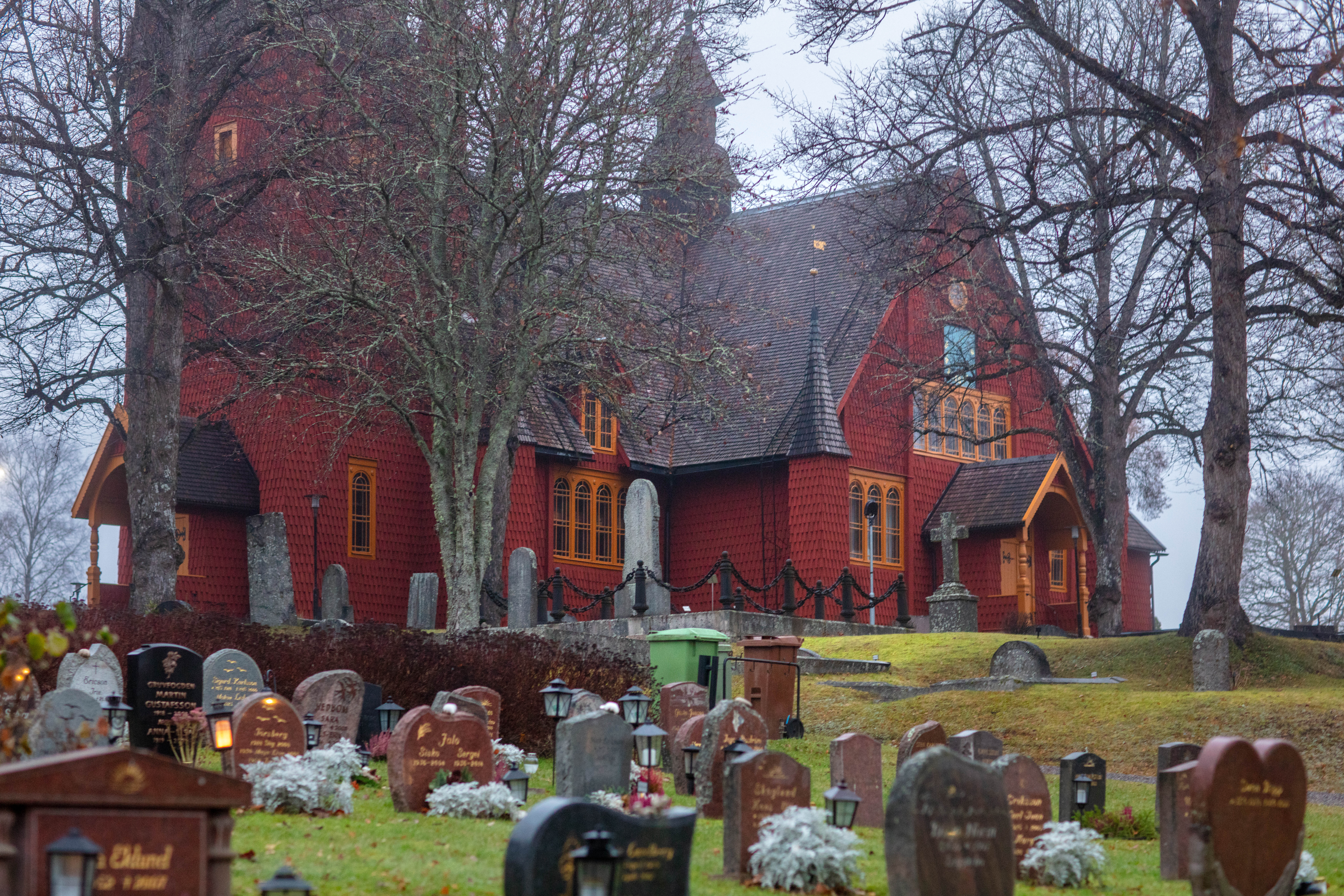 Ljusnarsbergs kyrogård med Ljusnarsberg kyrka i bakgrunden 