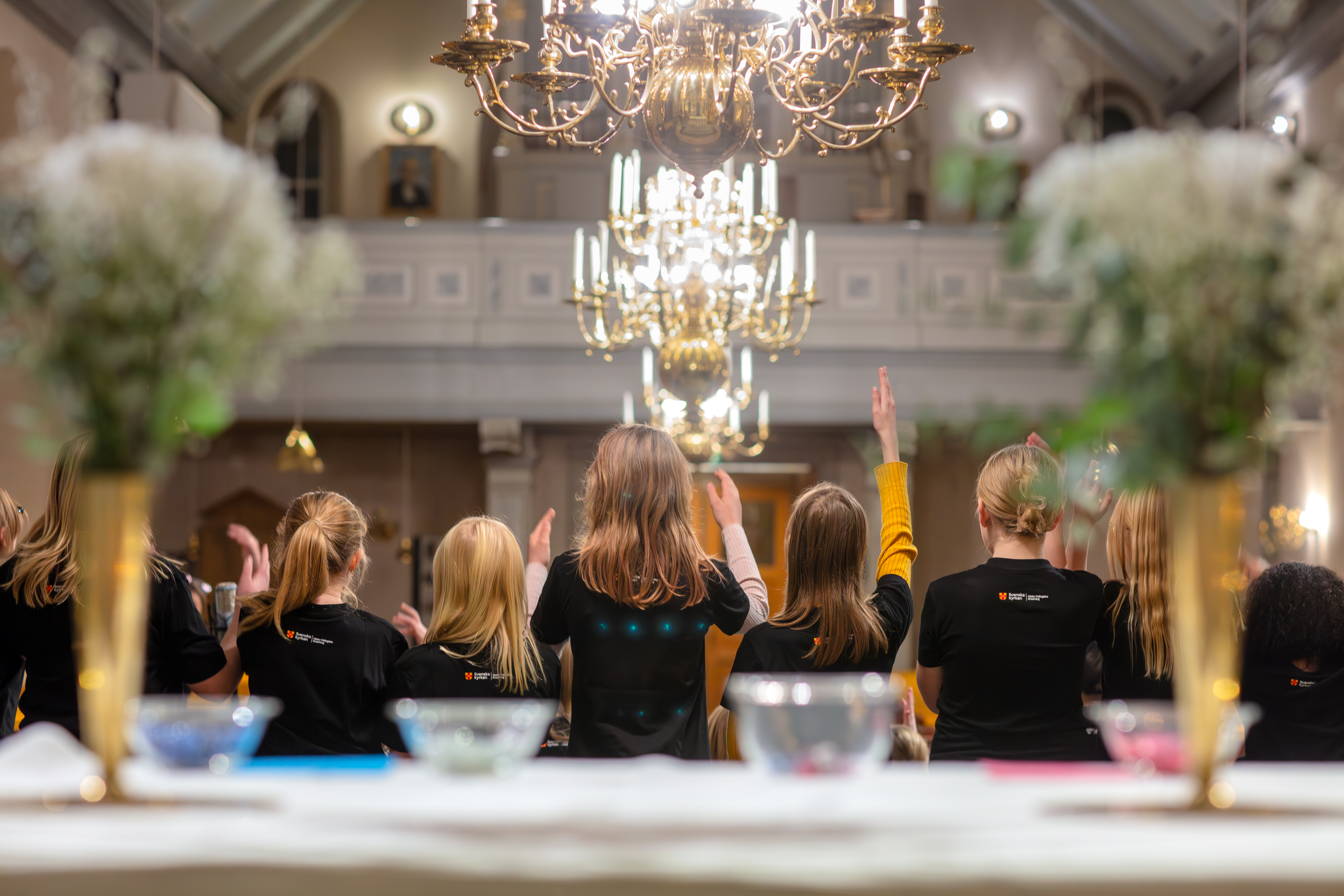 En barnkör står i kyrkan och sjunger