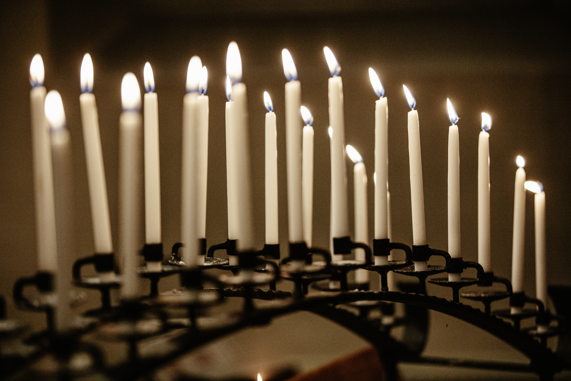 En ljusbärare full med brinnande ljus