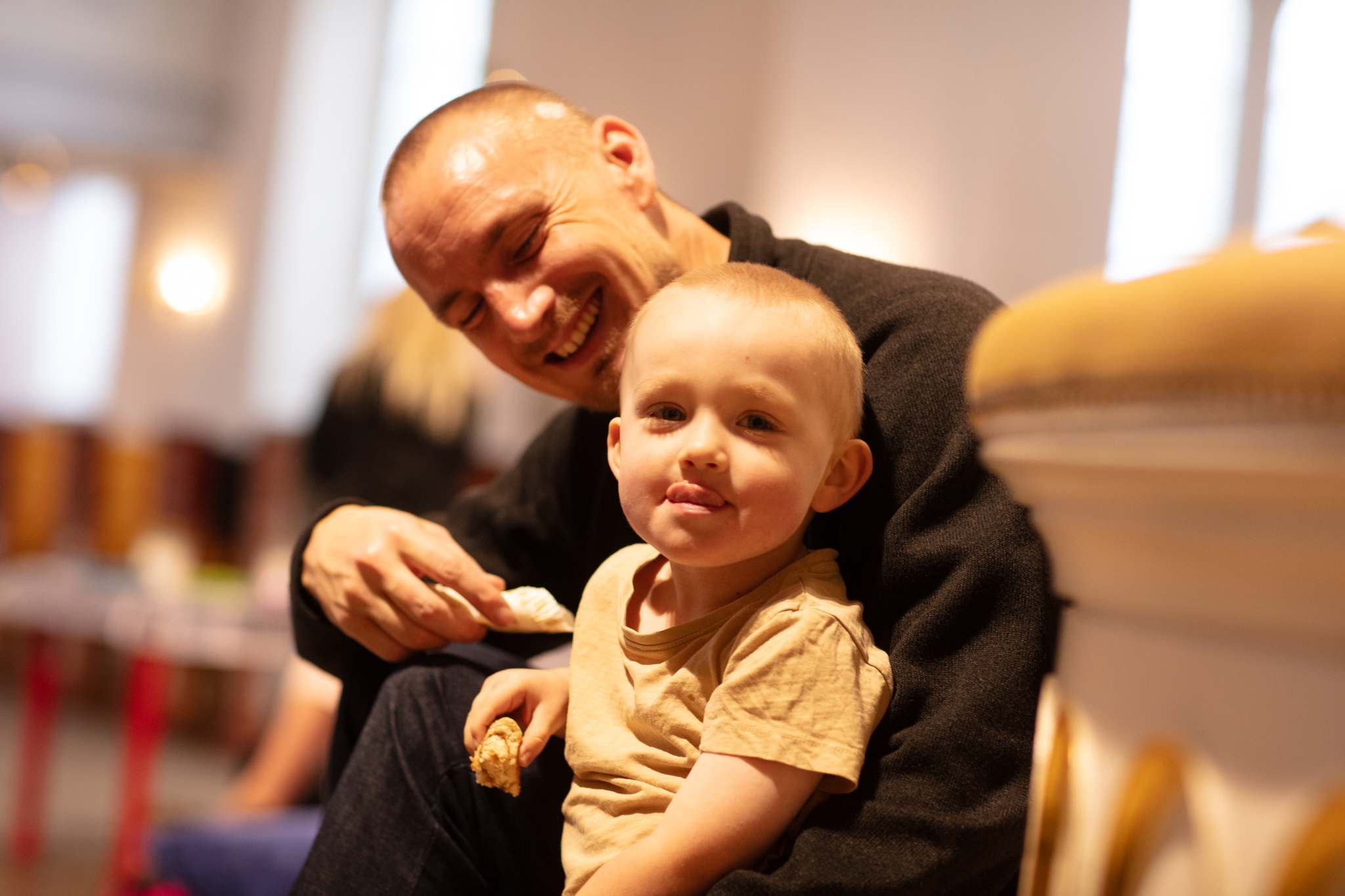 Pappa och son på Allhelgonapyssel