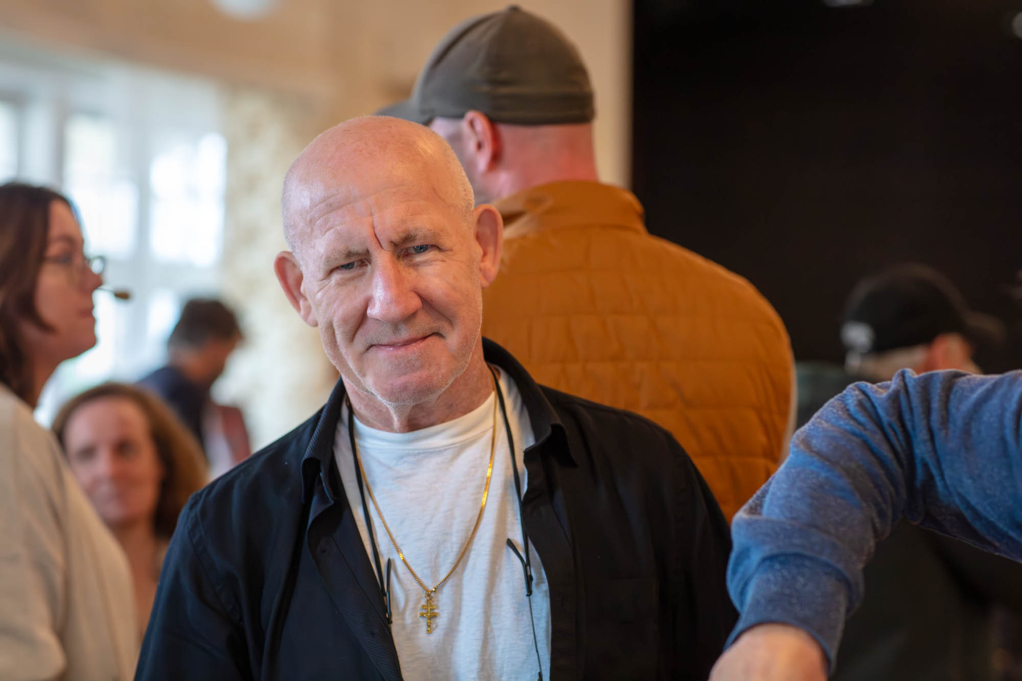 En man tittar in i kameran och ler