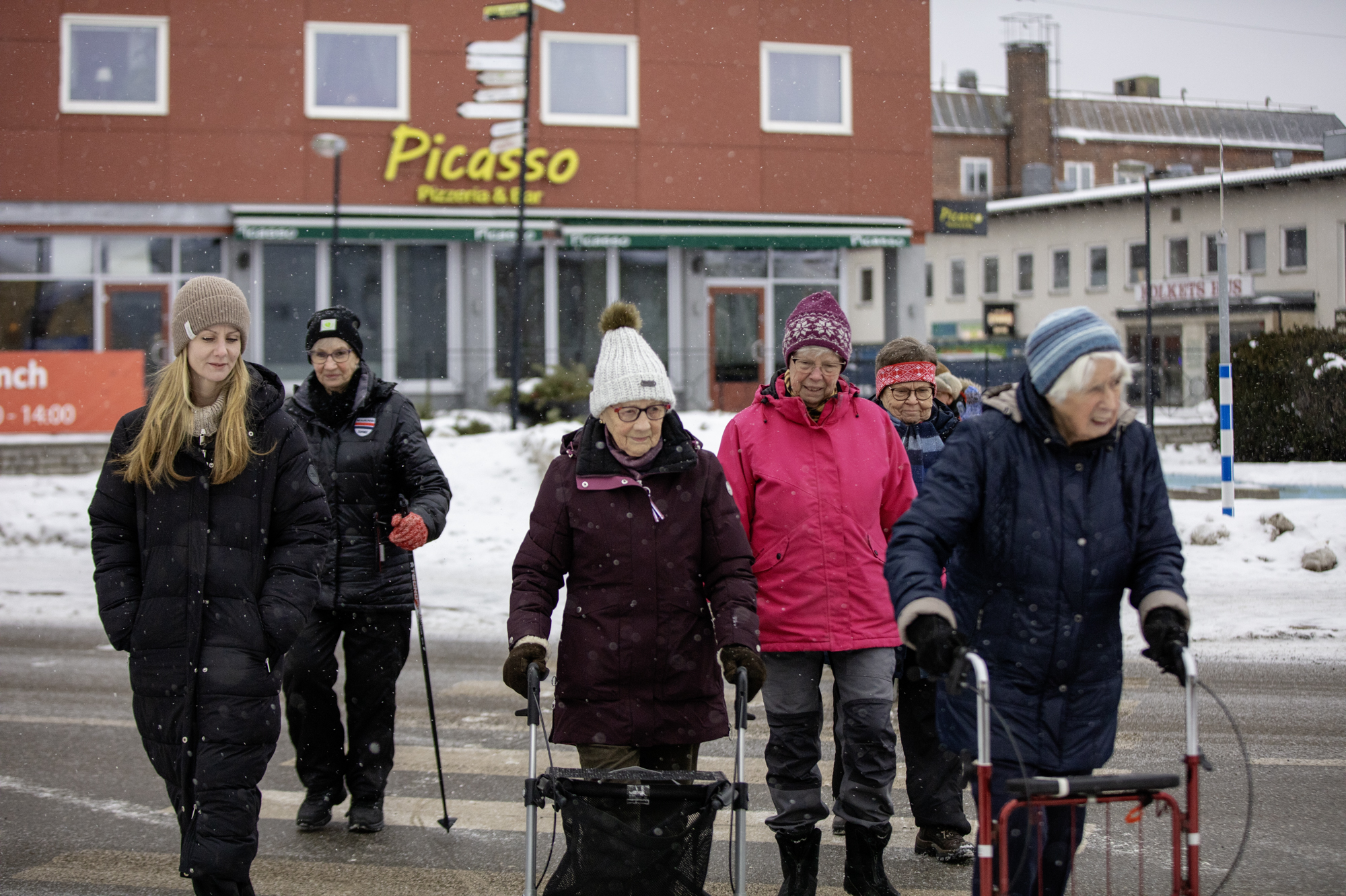 Ett gäng pigga pensionärer ger sig iväg på promenad
