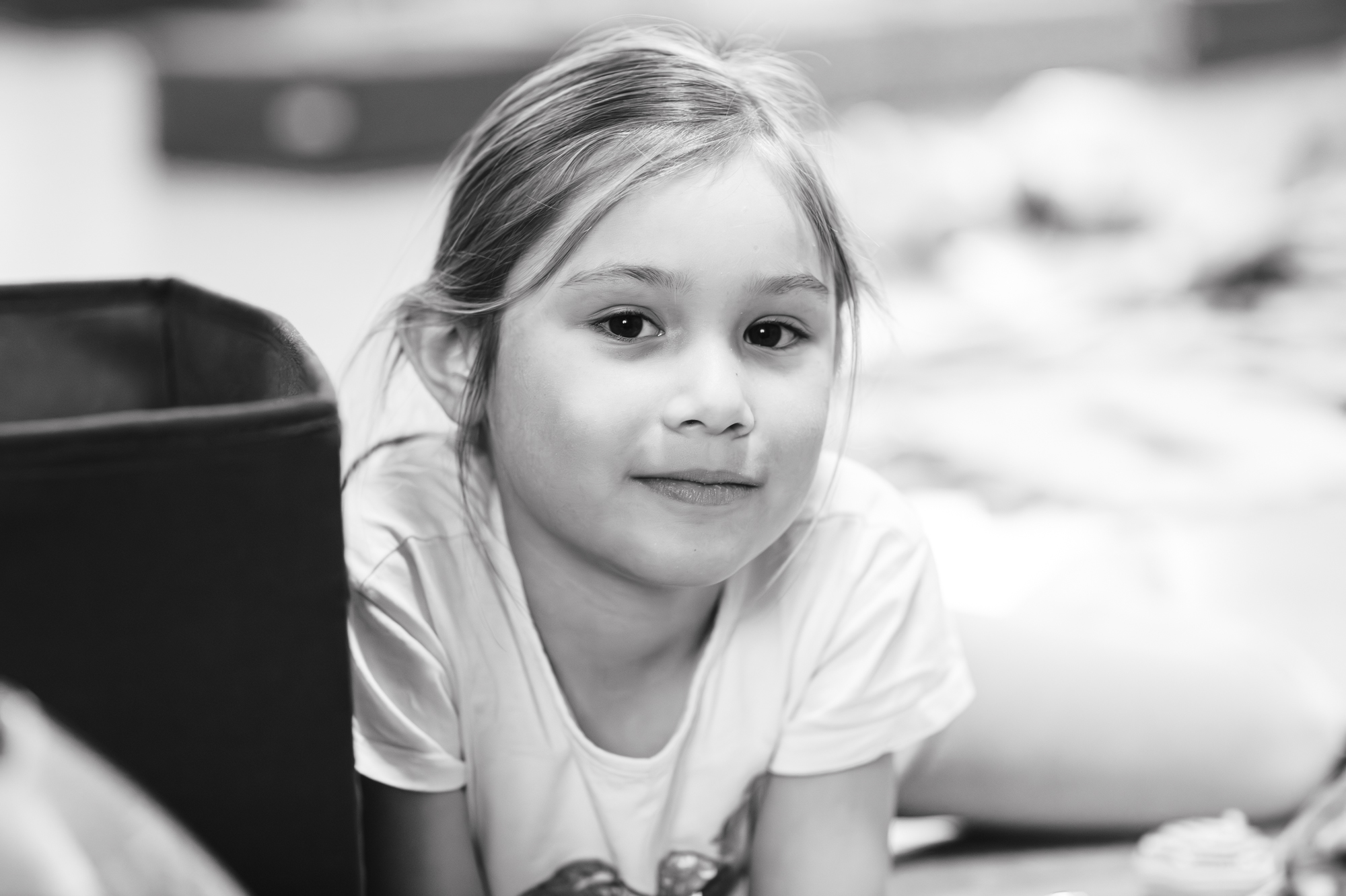 Barn på öppna förskolan tittar in mot kameran