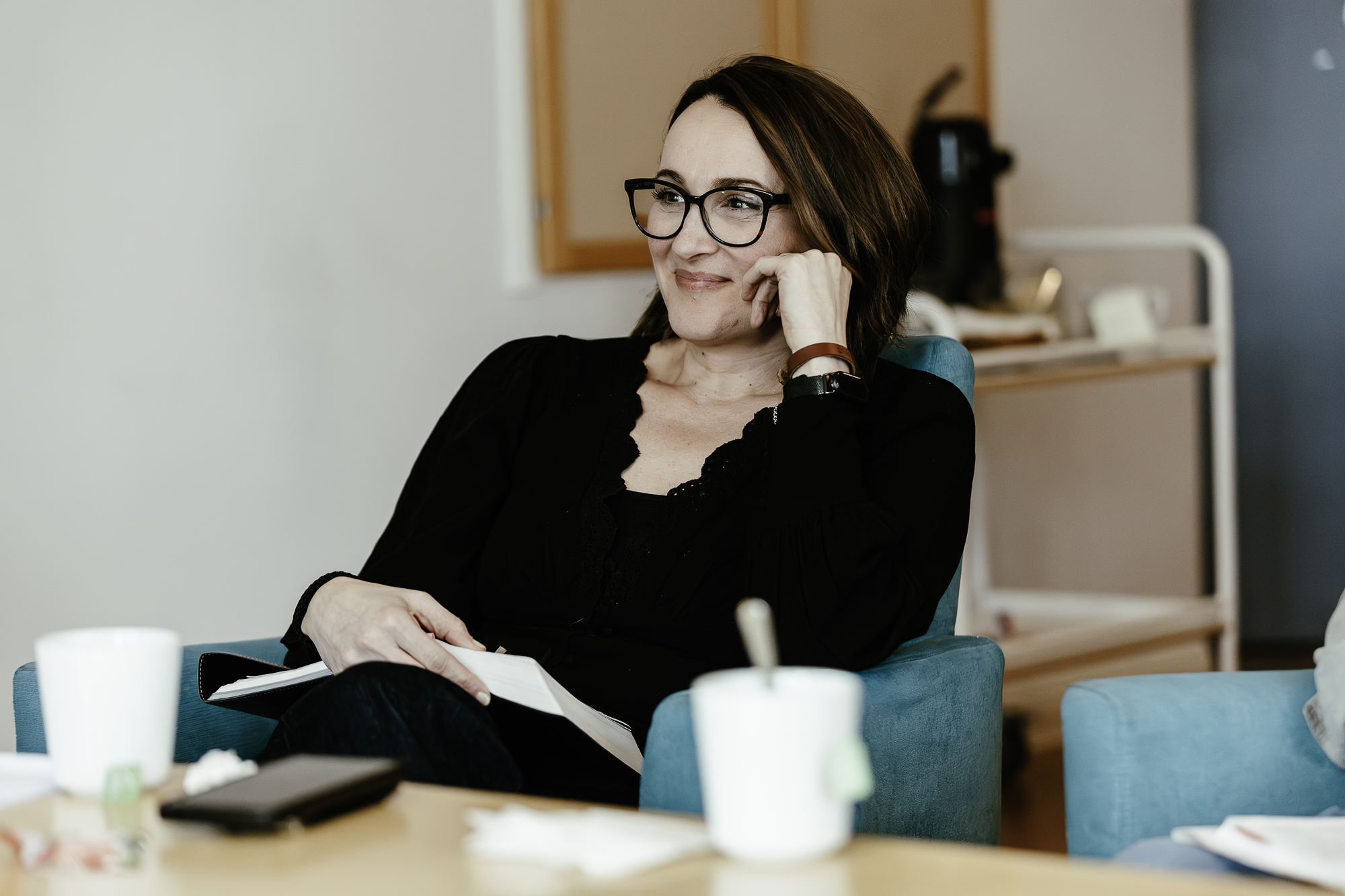 En kvinna diskuterar om en bibeltext