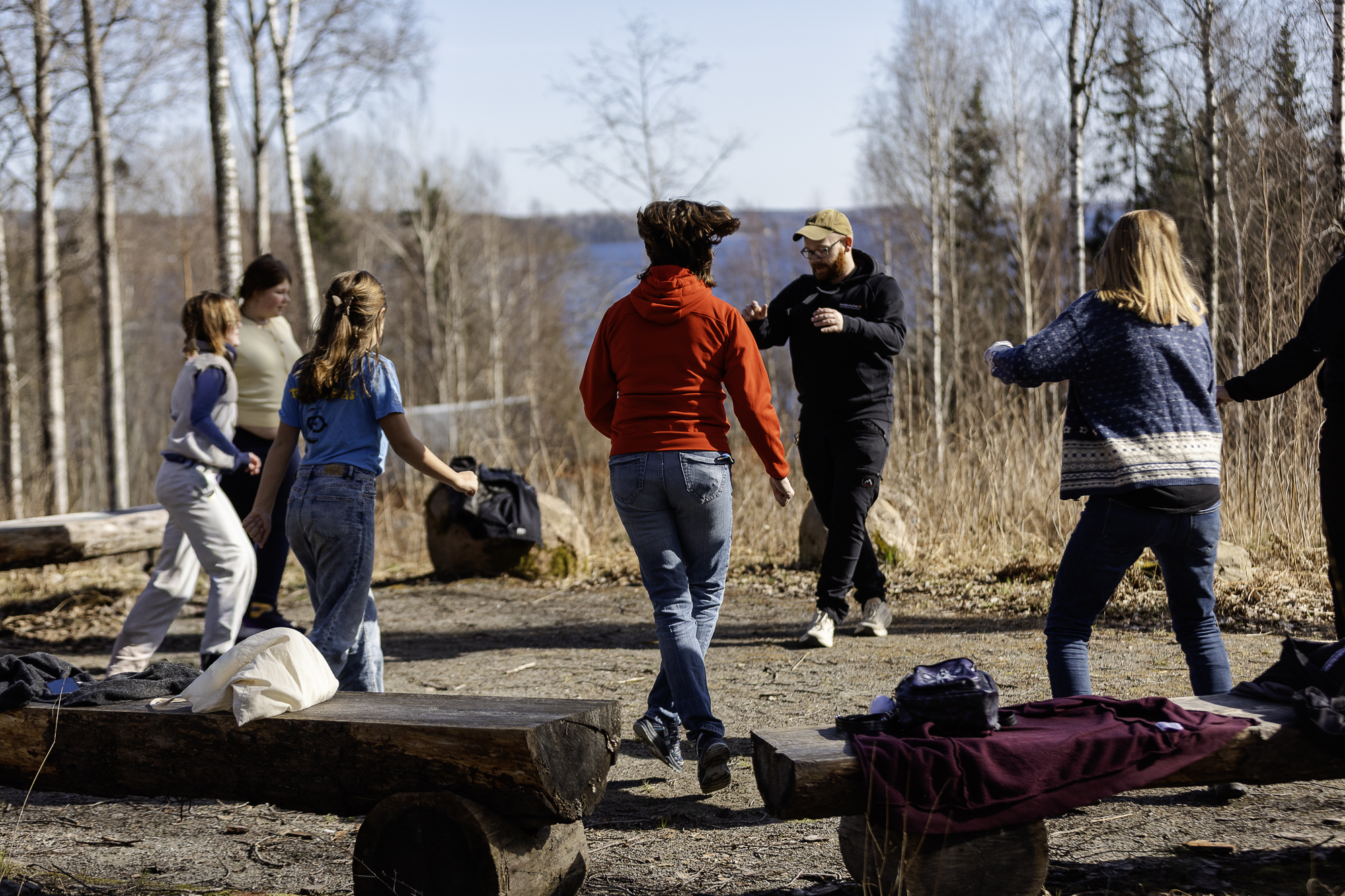 Personer dansar shuffle ute i naturen. 
