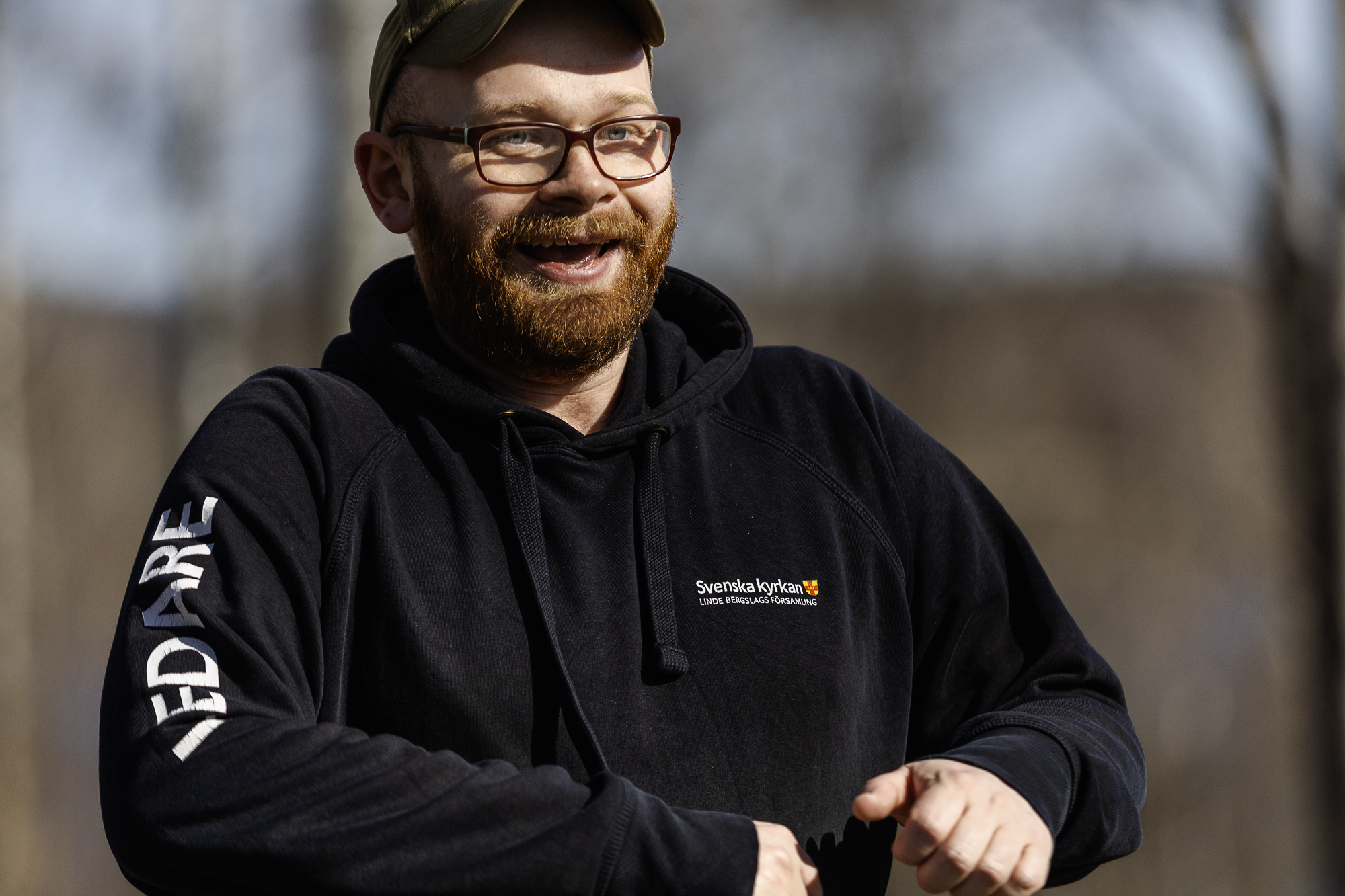 En glad kille i svart hoodie hoppar och dansar