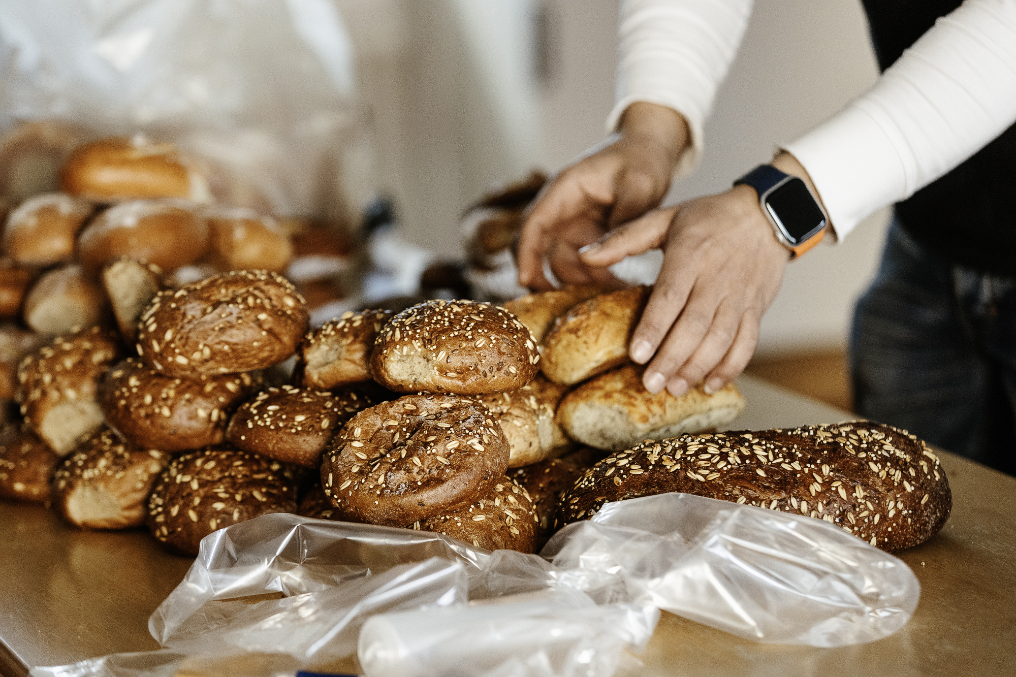Händer som plockar med bröd