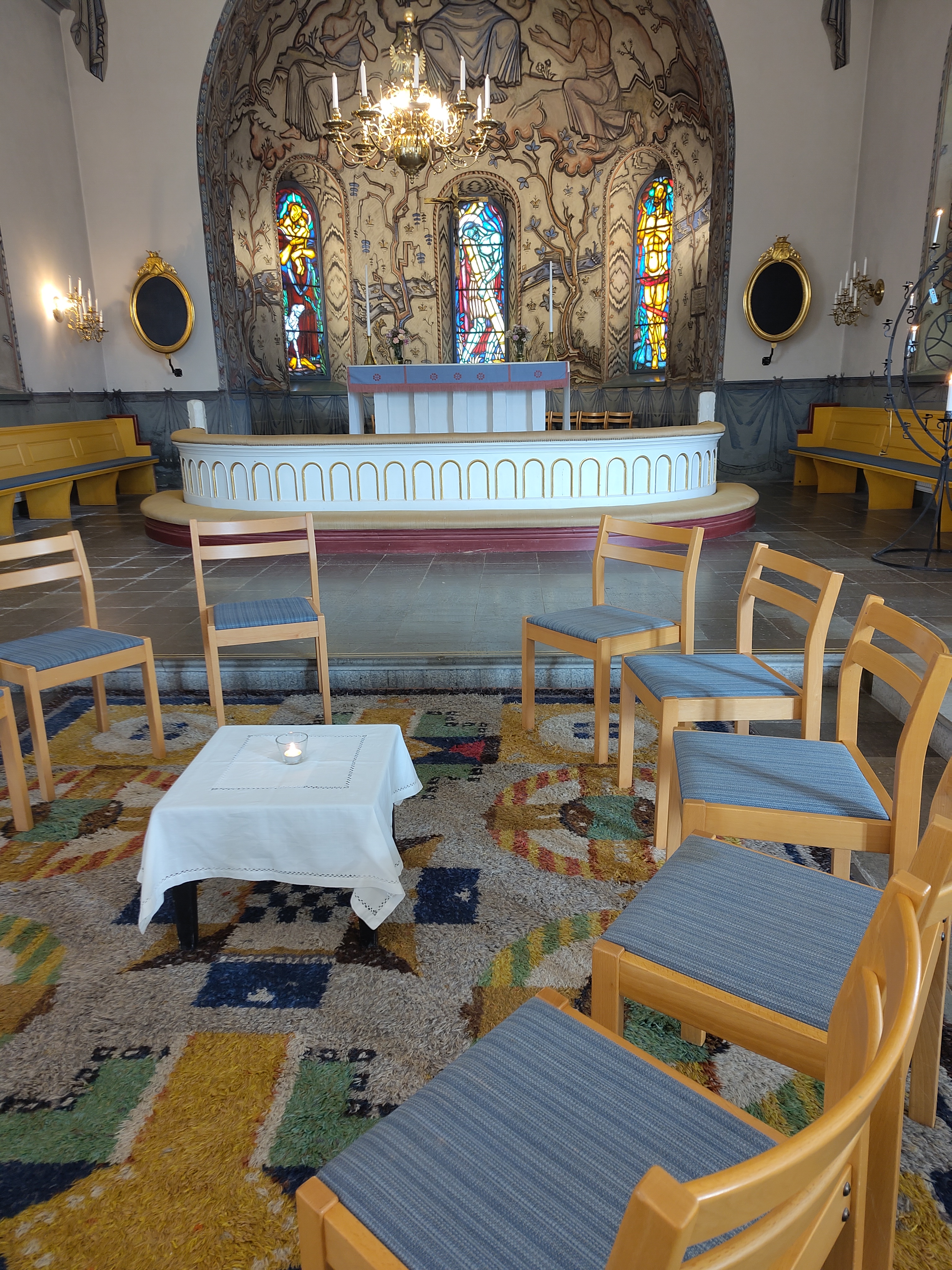 Still dag i Frövi inne i Näsby kyrka
