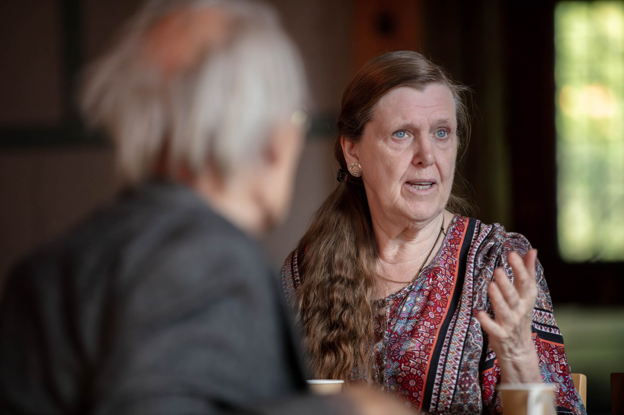 Två anställda från Ljusnarsbergs församling samtalar