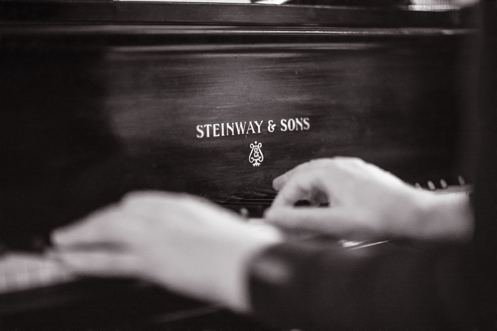 Händer som spelar piano