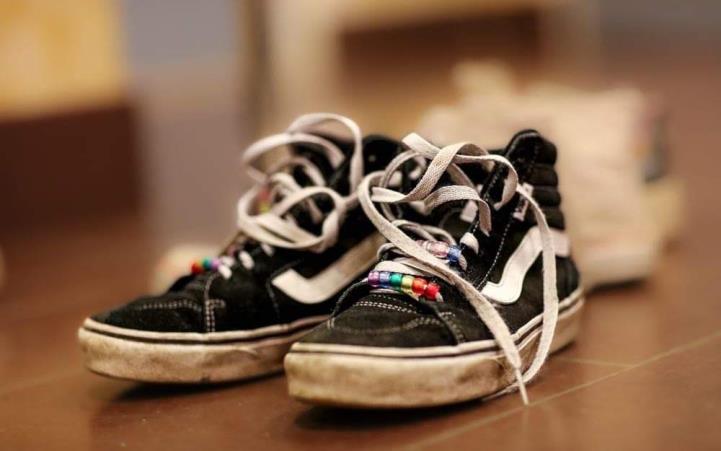 Sneakers med pärlor på skorsnörena
