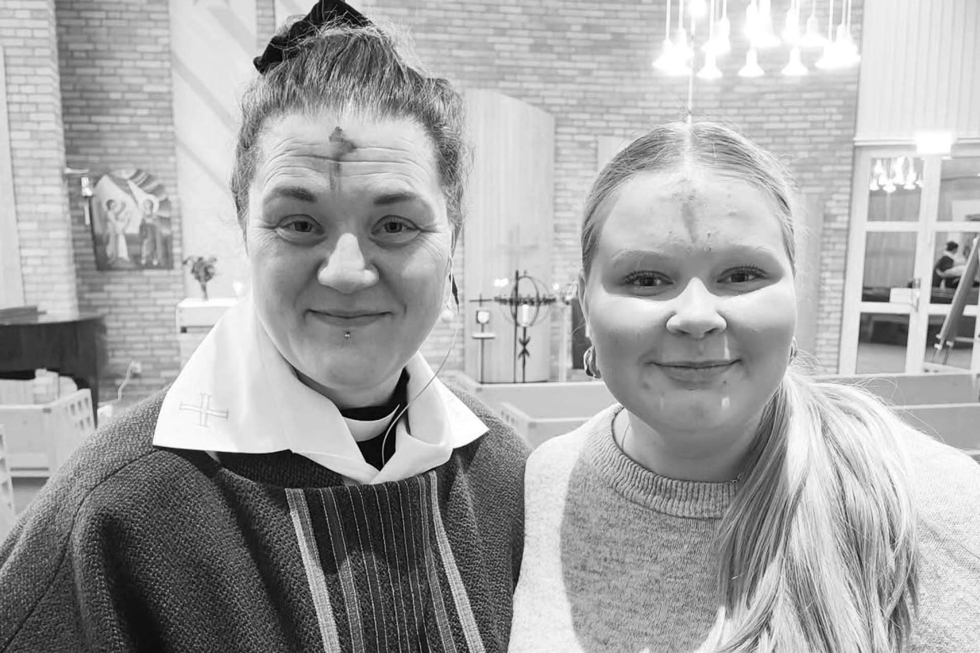 Präst och deltagare med kors av aska i pannorna vid askonsdagsmässa i Varlakyrkan 2025 