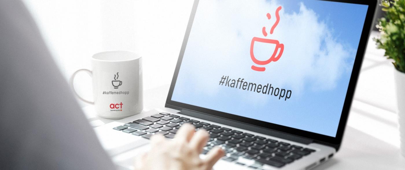 Bärbar dator. På skrämen syns himmelsbild med texten #kaffemedhopp.