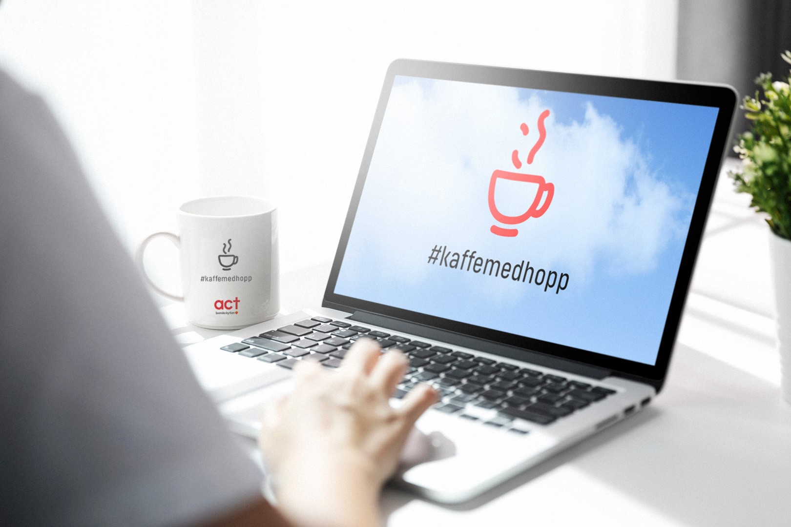 Bärbar dator. På skrämen syns himmelsbild med texten #kaffemedhopp.