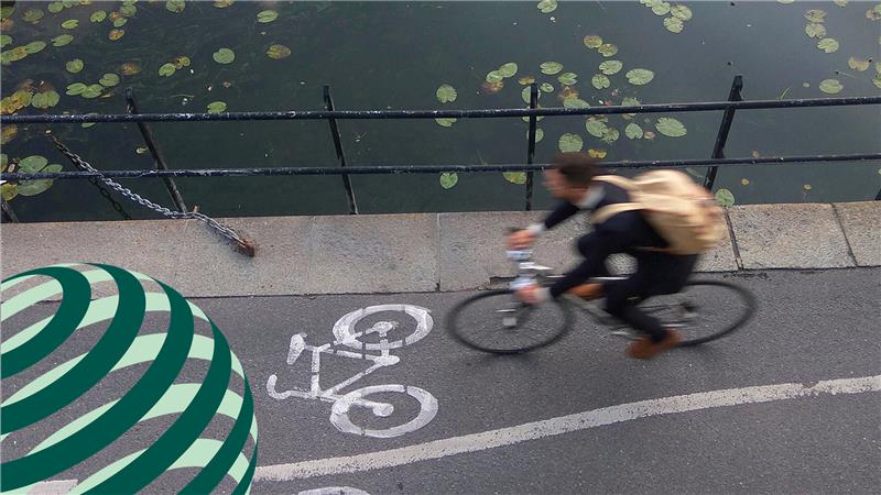 en person cyklar på en cykelväg