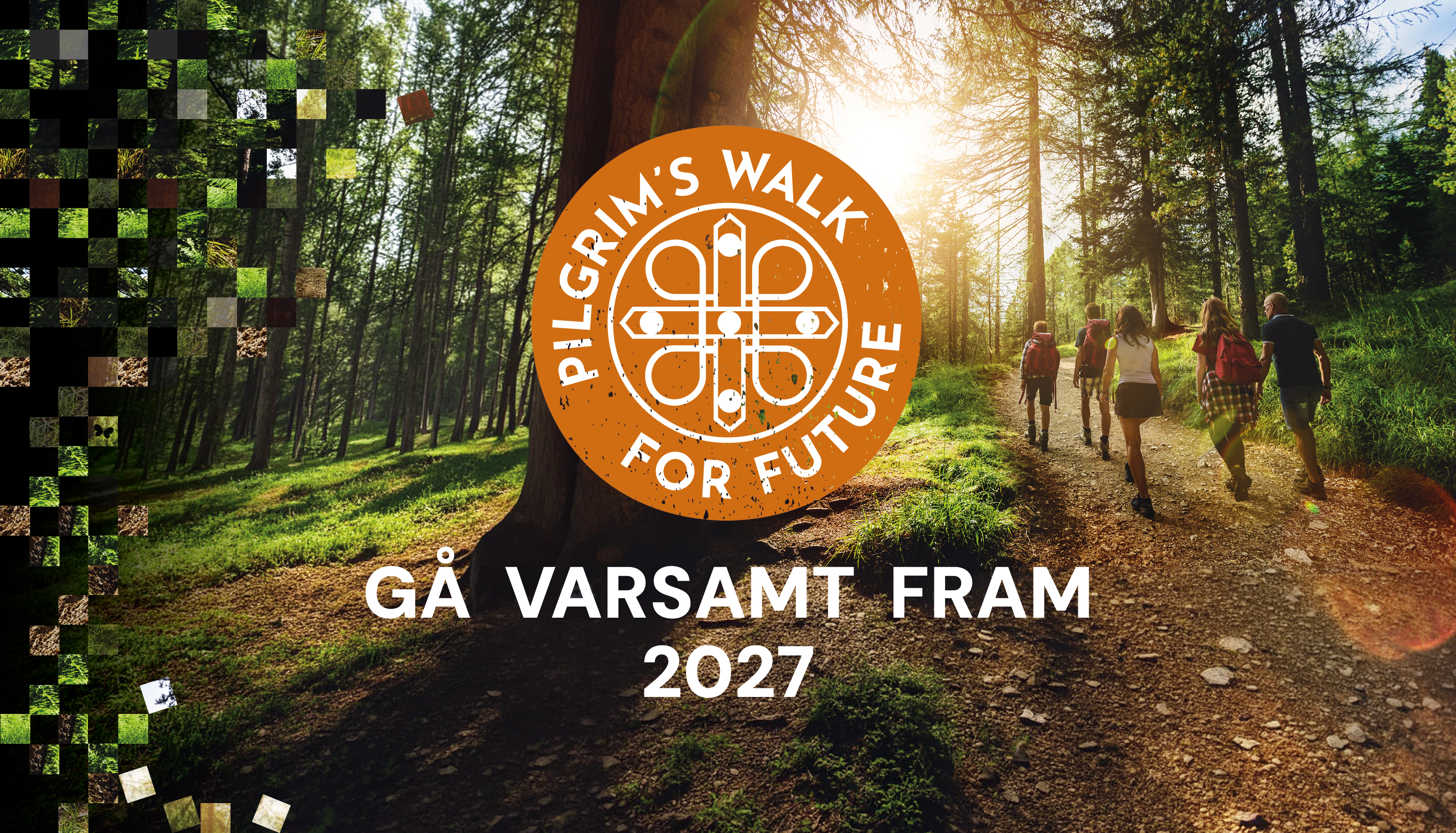Grupp människor vandrar på stig i skogen i motjus. I ena sidan är det pixlar.