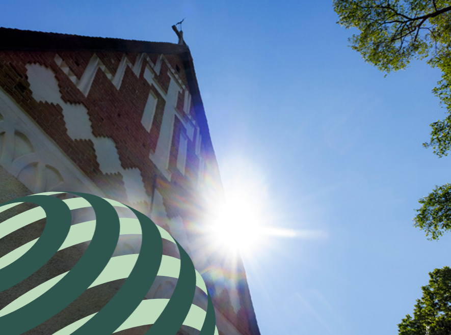 En kyrkofasad fotad mot himmeln i motljus