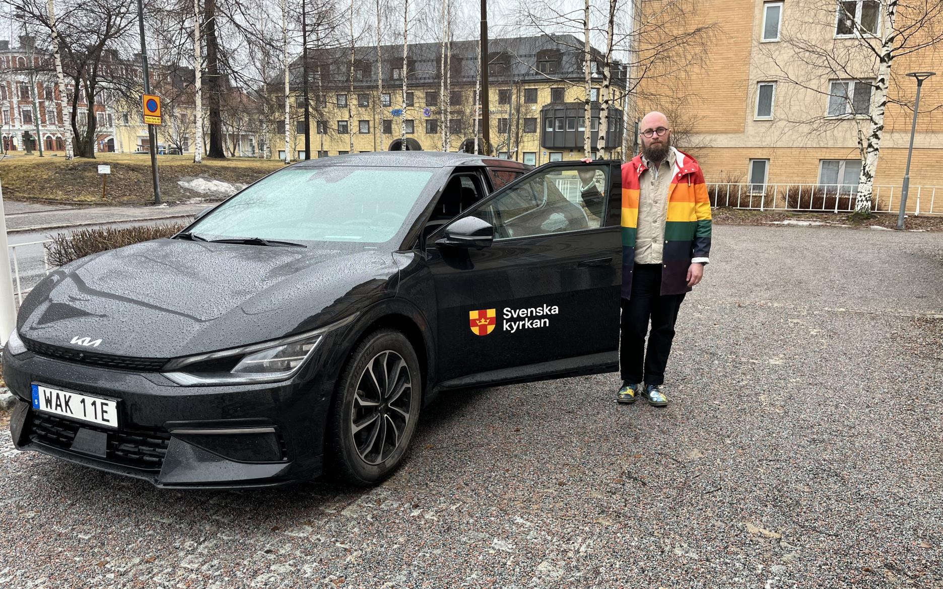 Svart elbil med anställd