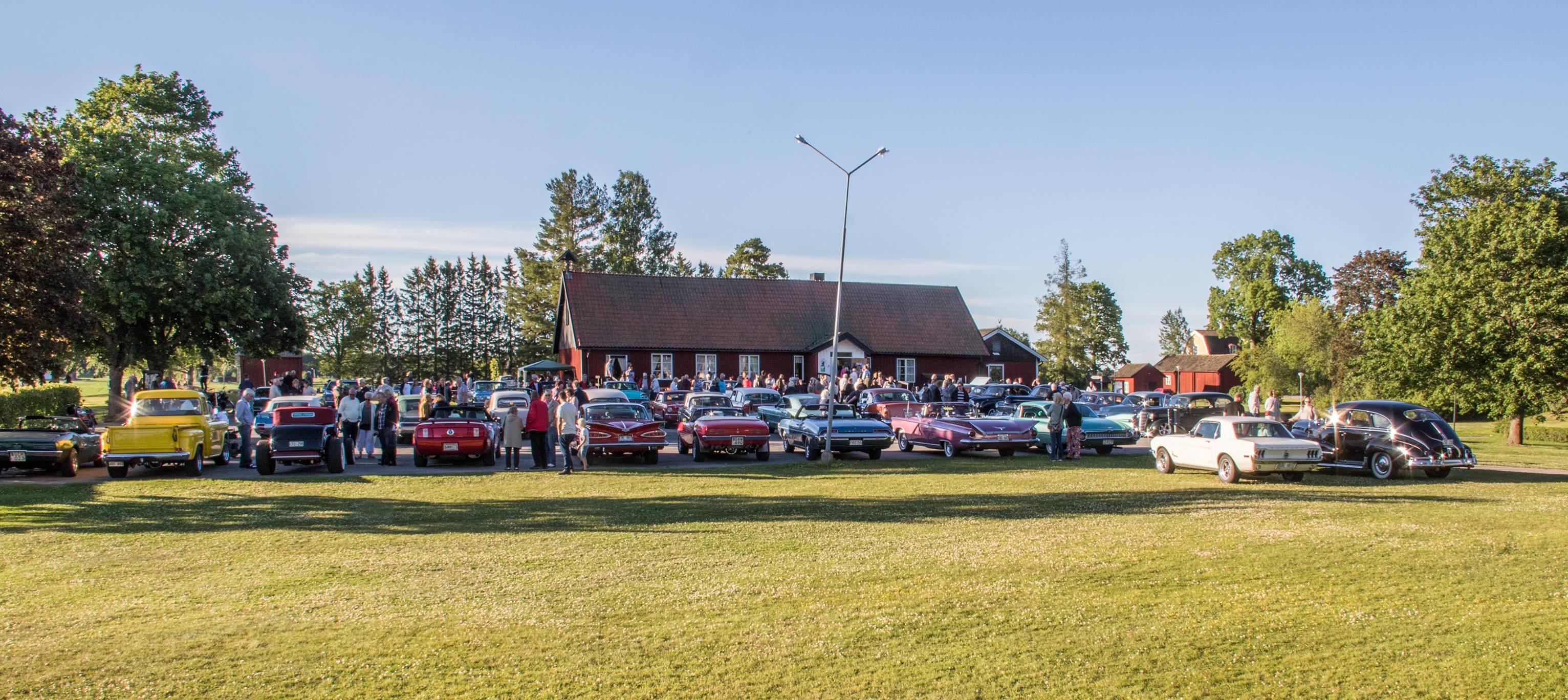 50-talsafton: kyrkans parkering full med raggarbilar och veteranbilar.