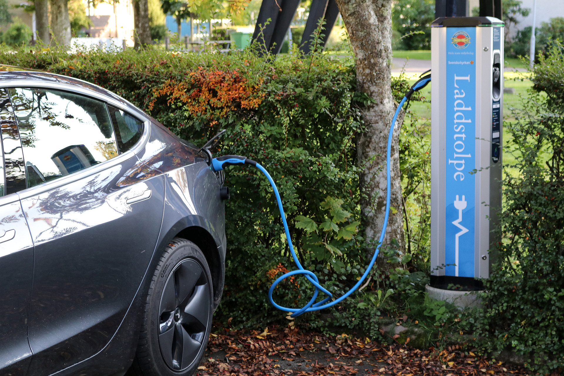Elbil som laddar.
