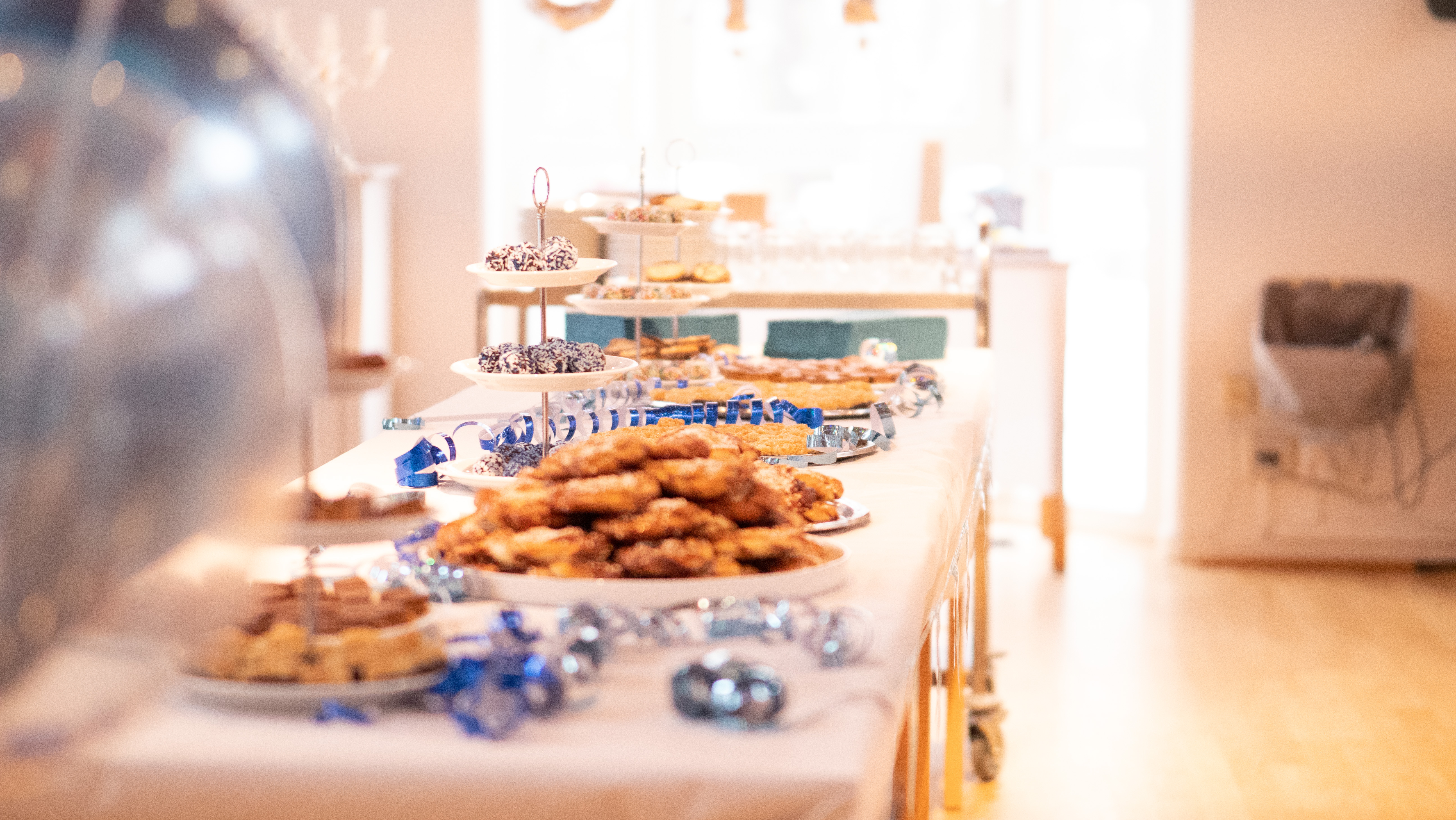 Ett långbord fyllt av kakor.