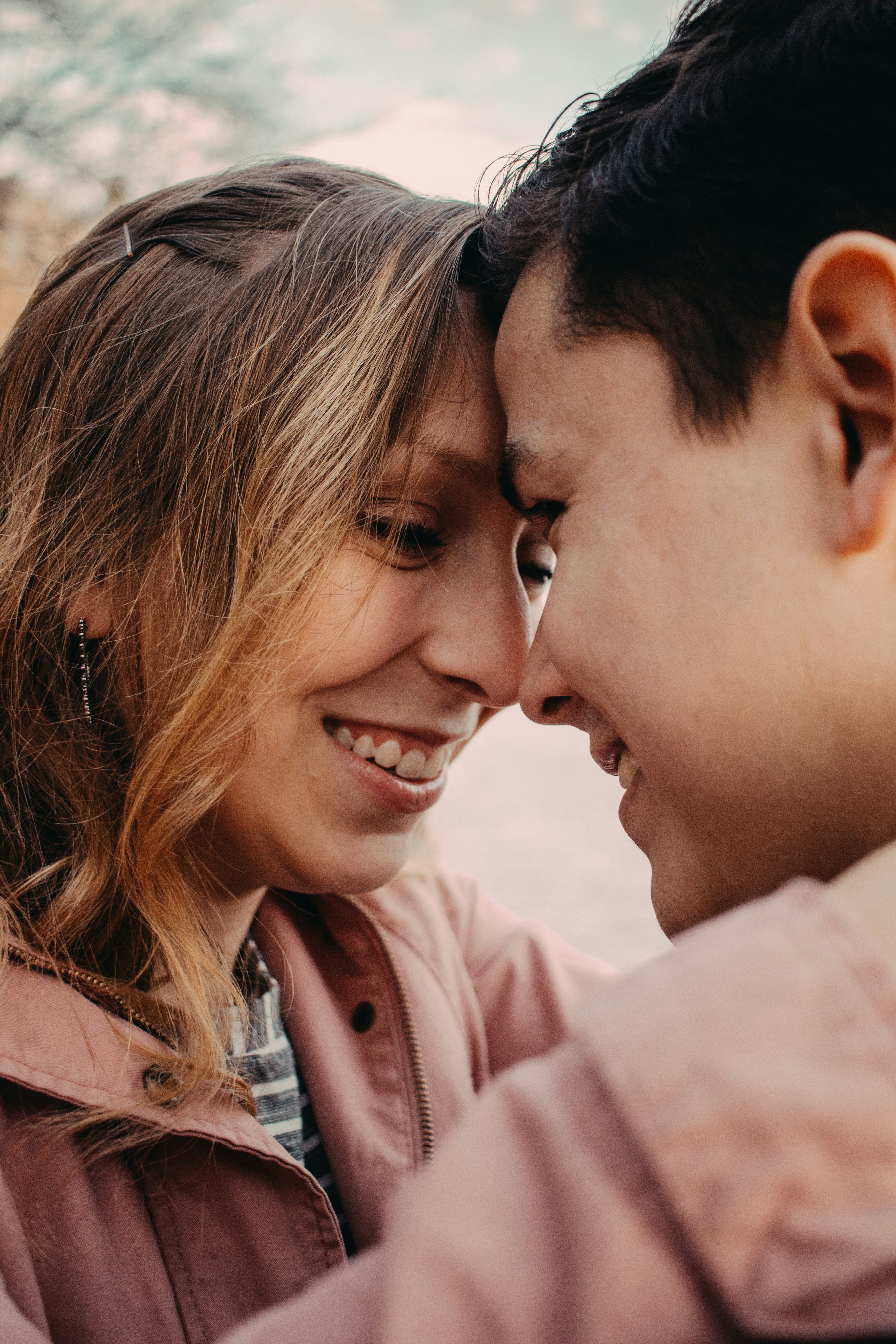 Två personer som lutar pannorna mot varandra. 