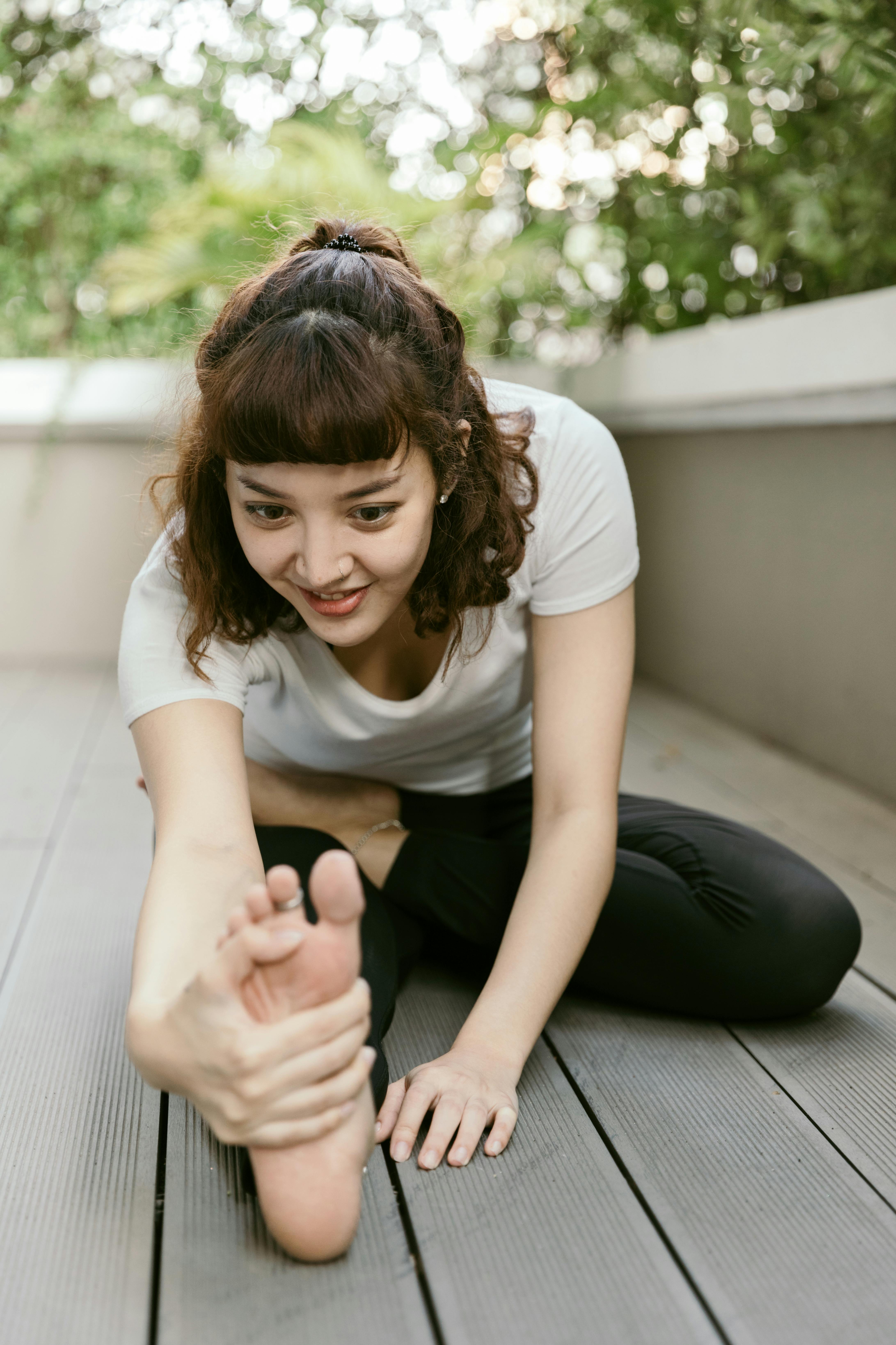 kvinna som gör enkel yoga