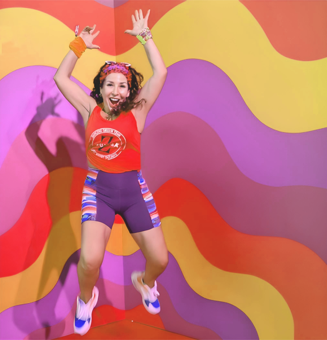 Kvinna som hoppar av glädje.