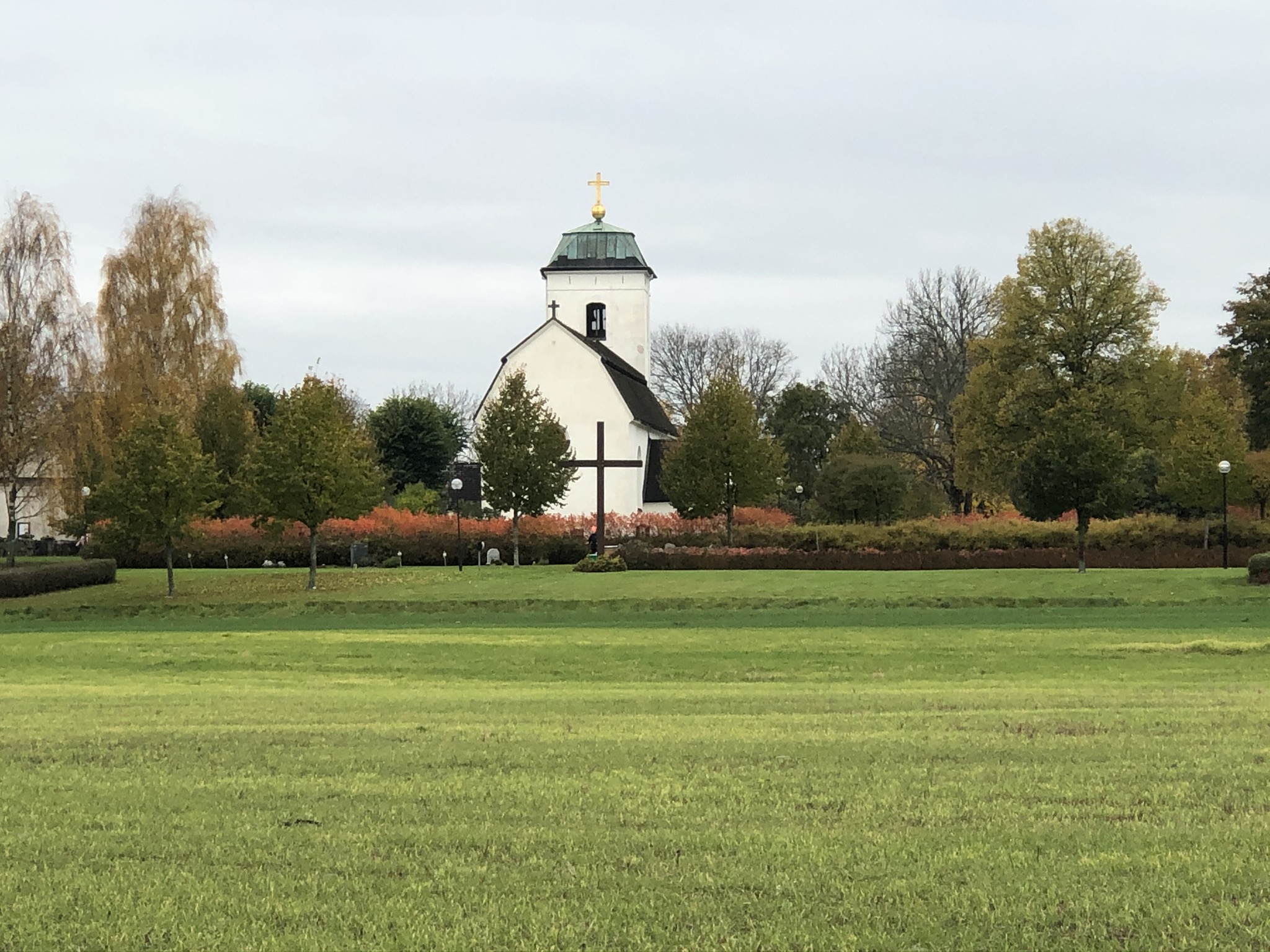Eds kyrka, vy från promenadstråk vid sjön
