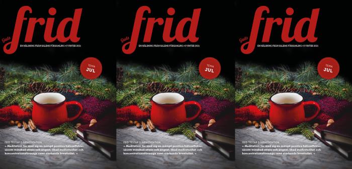 Omslaget till Frid #2 2021. En mugg med dryck är placerad framför ett rött stickat tyg, några grankvistar, kanelstänger och två böcker.