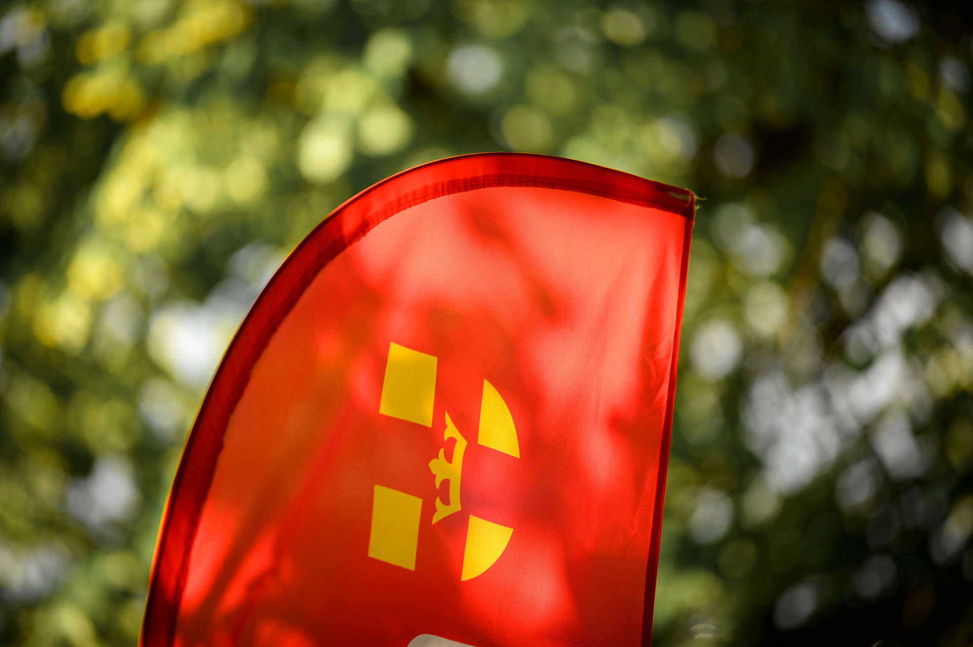 Röd vimpel med Svenska kyrkans logotyp