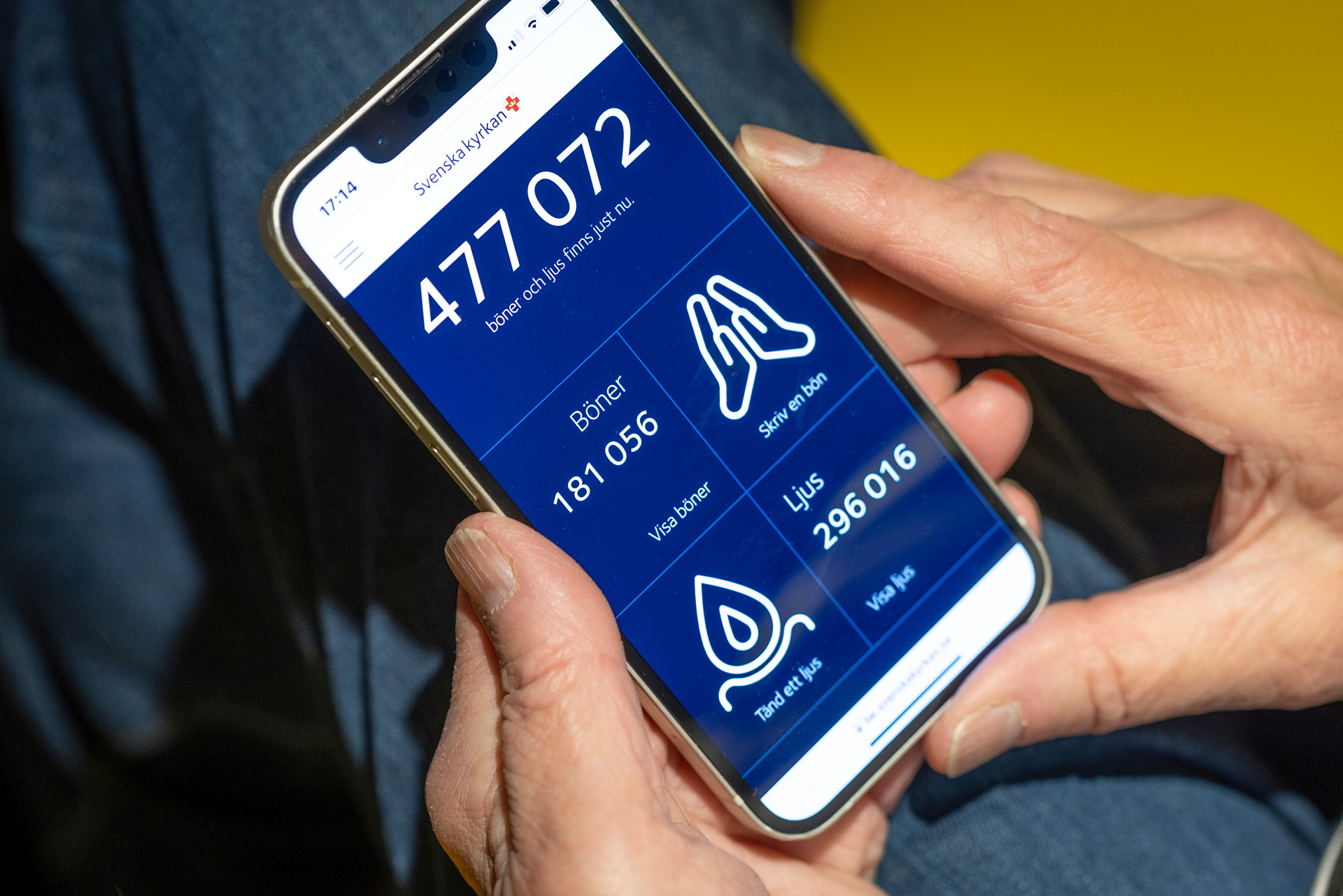 Närbild på en telefon som visar sidan för bönewebben
