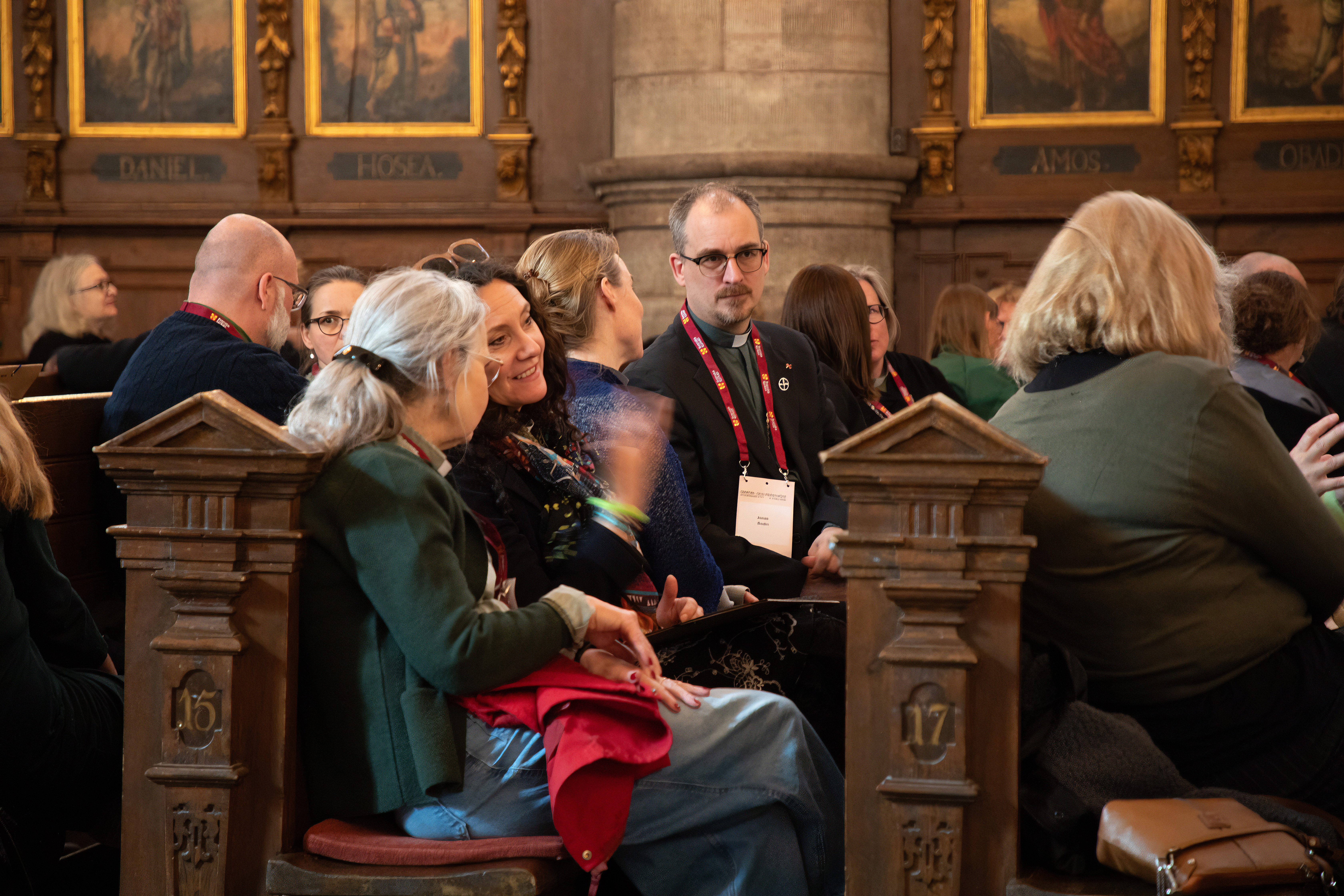Diakoner och präster samtalar i kyrkbänken i Tyska kyrkan