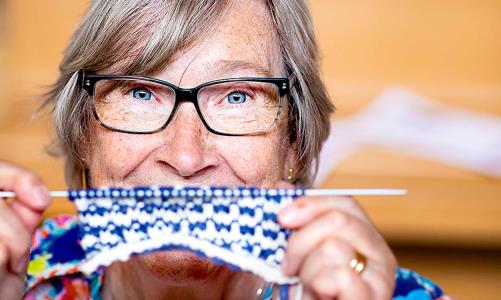 – För mig är stickning en form av mindfulness. Jag släpper allt annat och försvinner in i stickningen. Jag bara är och det känns väldigt gott.
Det konstaterar Karin Kylberg som är en av nio deltagare i kursen ”Sticka med lyfta maskor och lyfta blickar” som anordnades i Västerstrandskyrkan i Karlstad.