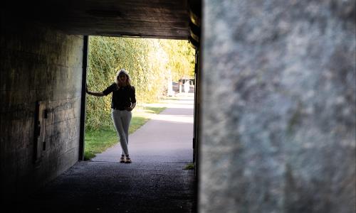 Simon tog sitt liv. Hans mamma var nära att gå under av sorg, skam och skuld.
– Det borde inte gå att resa sig. Men det gjorde det. Min tillvaro fungerar, säger Pia Sundgren Storm. Det finns ett liv före. Och det finns ett efter.