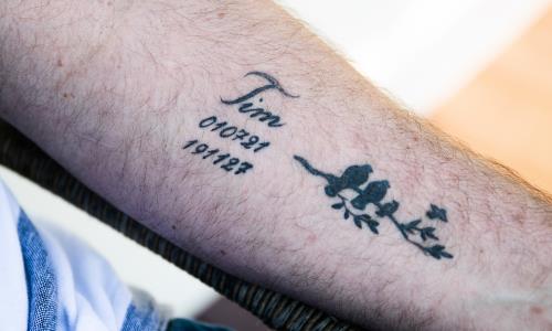 ”Saknar dej, Timpan, älskade pôjk.” En ensam mening på begravningsbyråns minnessida. Det har gått sex månader sedan Tim dog.