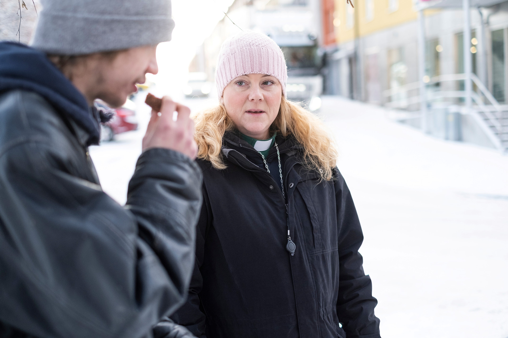 Diakoner och volontärer vandrar med en kaffevagn på gatorna i Luleå.