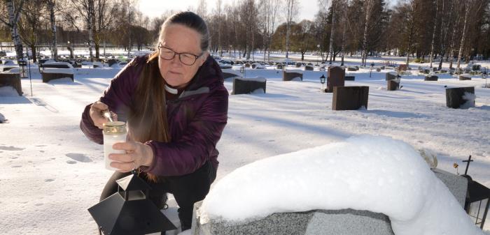 Under allhelgonahelgen minns vi våra avlidna nära och kära. Inte minst i coronatider kan det kännas extra viktigt att få tala om och tänka på dem som gått före oss, och kanske tända ljus. Vår biskop delar med sig av sina tankar inför den kommande högtiden.