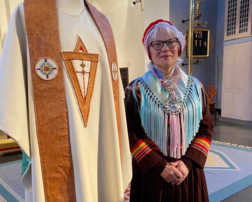 Britta Marakatt-Labba med den nyinvigda stolan och mässhaken i Luleå domkyrka.