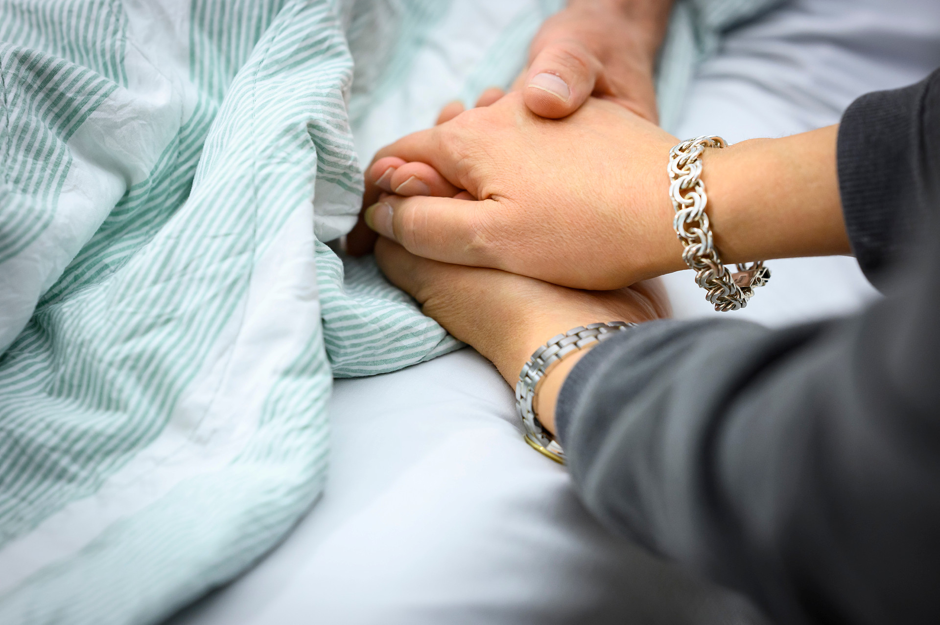 Händer som håller varandra, som stöd. 