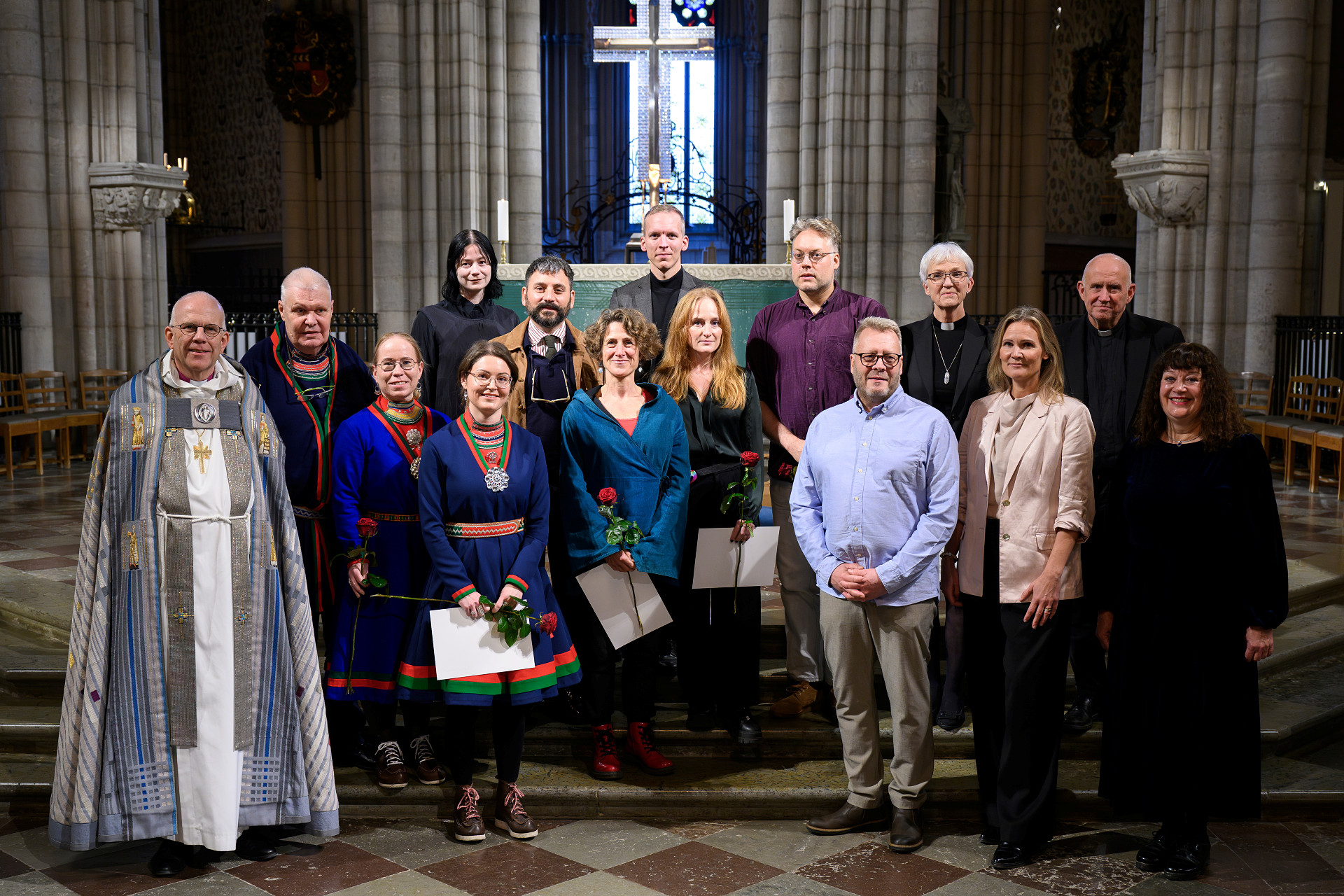 En grupp människor står längst fram i Uppsala domkyrka.