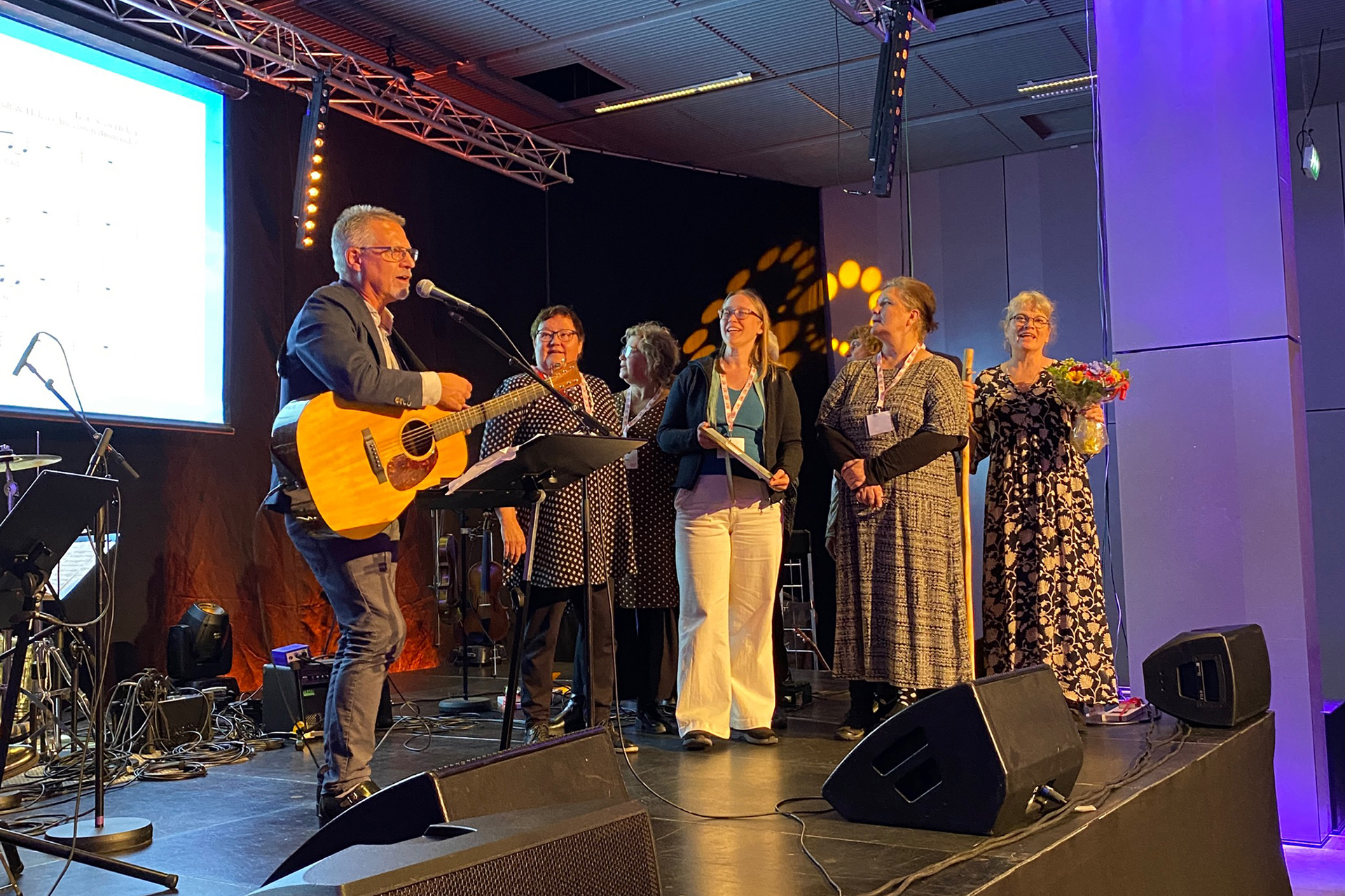 Prisutdelning på scen. 