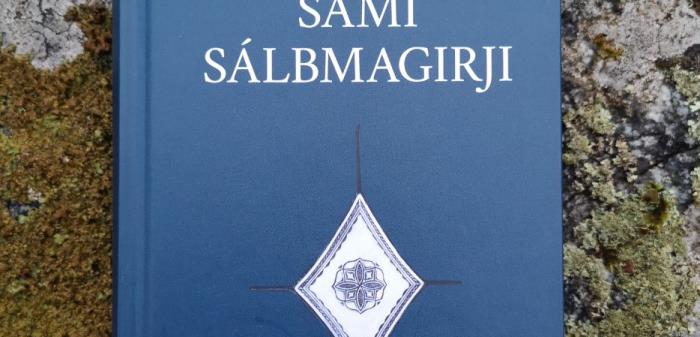 Den nordsamiska psalmboken, som består av 346 psalmer och sånger, är klar efter tio års arbete. Psalmerna är översättningar av psalmer och sånger hämtade från svensk, norsk och finsk tradition.
- Jag gläds över att alla som har nordsamiska som sitt hjärtas språk nu har en alldeles ny psalmbok, säger Luleå stifts biskop Åsa Nyström som skrivit förordet som sedan översatts av Nils-Henrik Sikku.