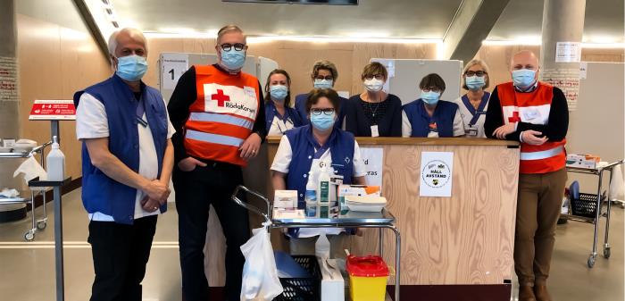 Vem hade trott för ett år sedan att Ica Maxi Arena skulle användas som vaccinationscenter i kampen mot Covid-19. Inte heller hade vår biskop trott för ett år sedan att han skulle agera vaccinationsvärd. Men biskop Thomas konstaterar; alla behövs!