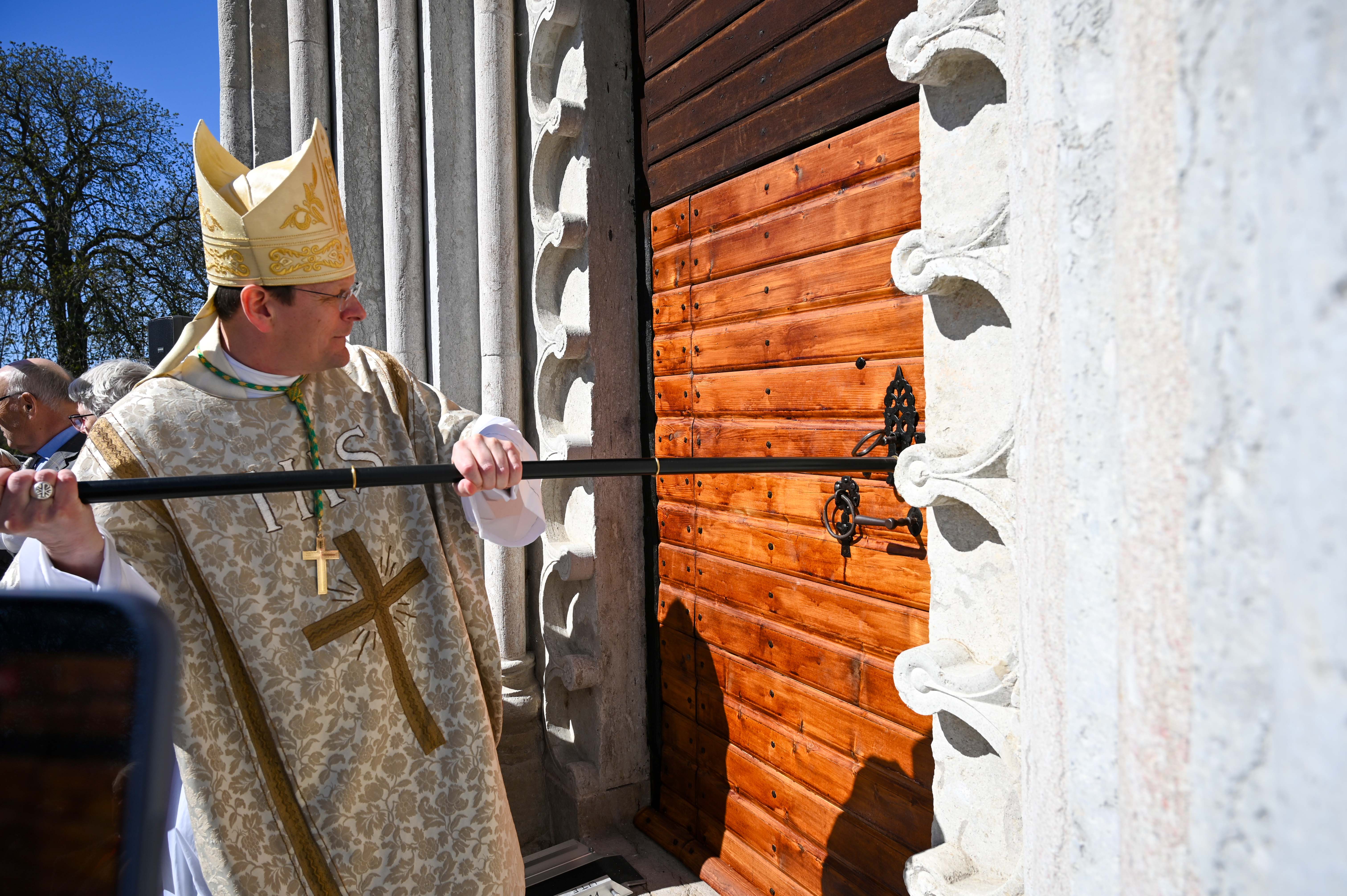 Biskop Erik bultar på kyrkporten i Väte