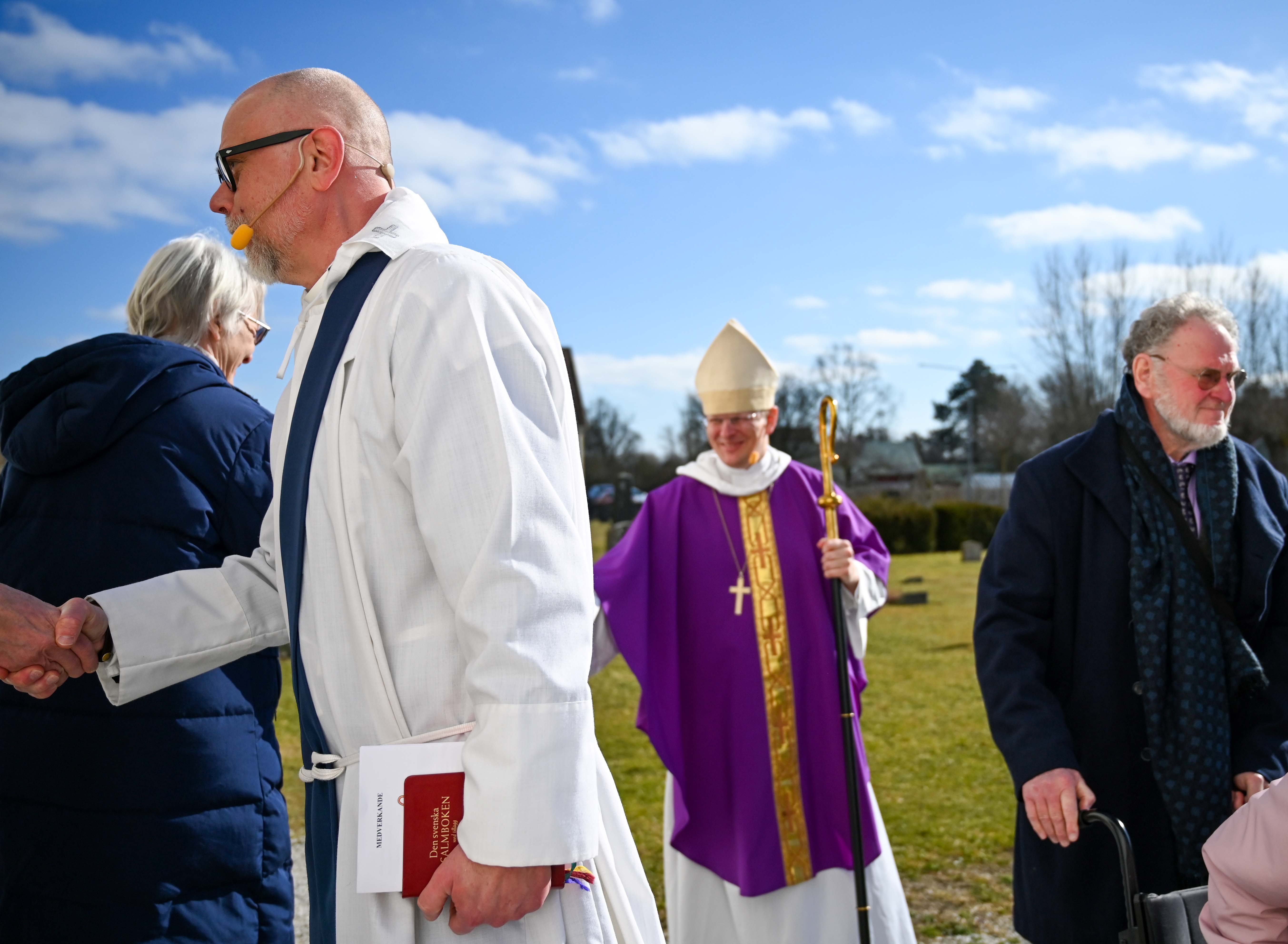 Biskopen och Jonas Ericson hälsar på församlingsborna efter mottganingsmässan